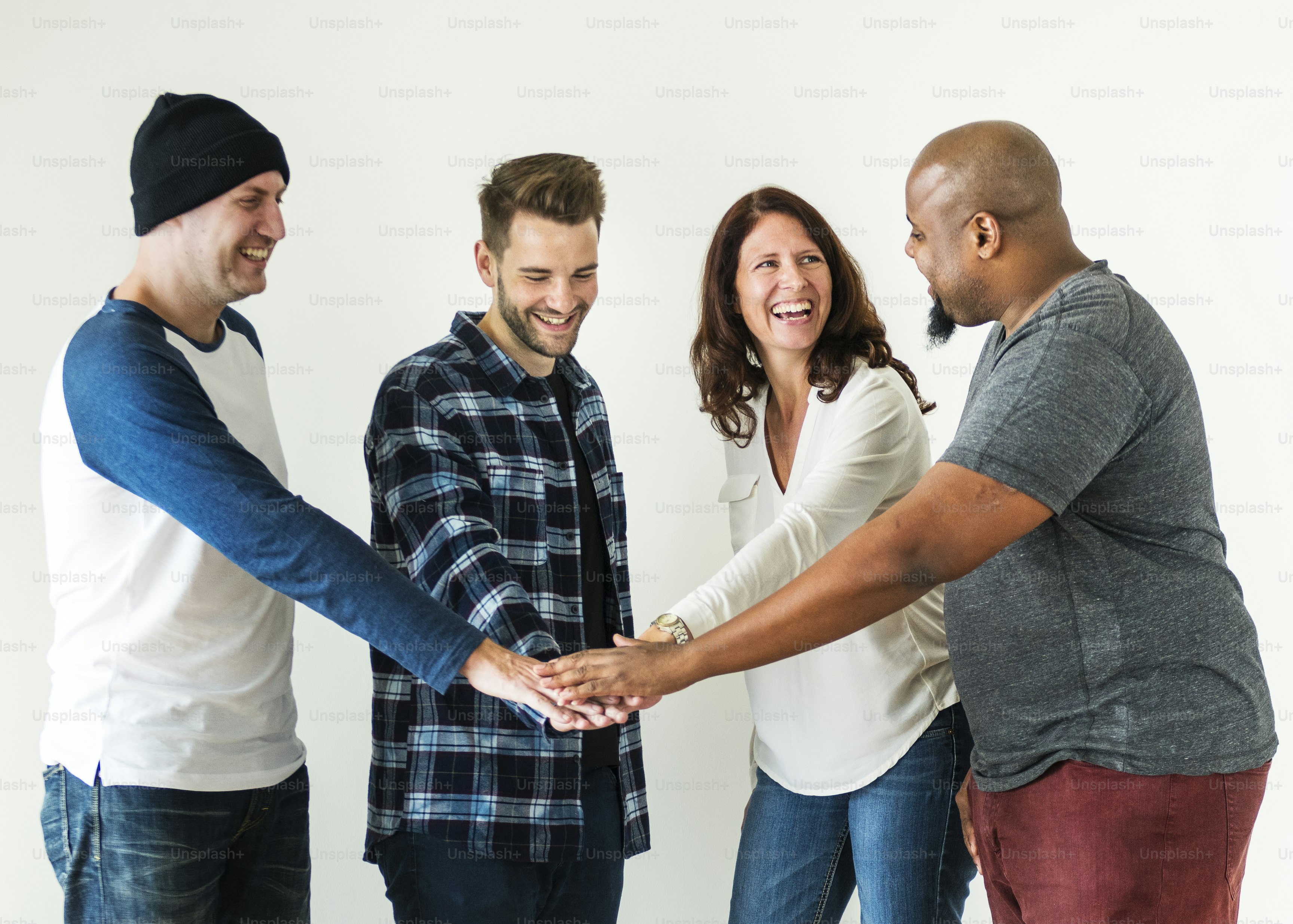 Vielfältige Menschen, die sich zusammenschließen, Teamarbeit und Gemeinschaftskonzept