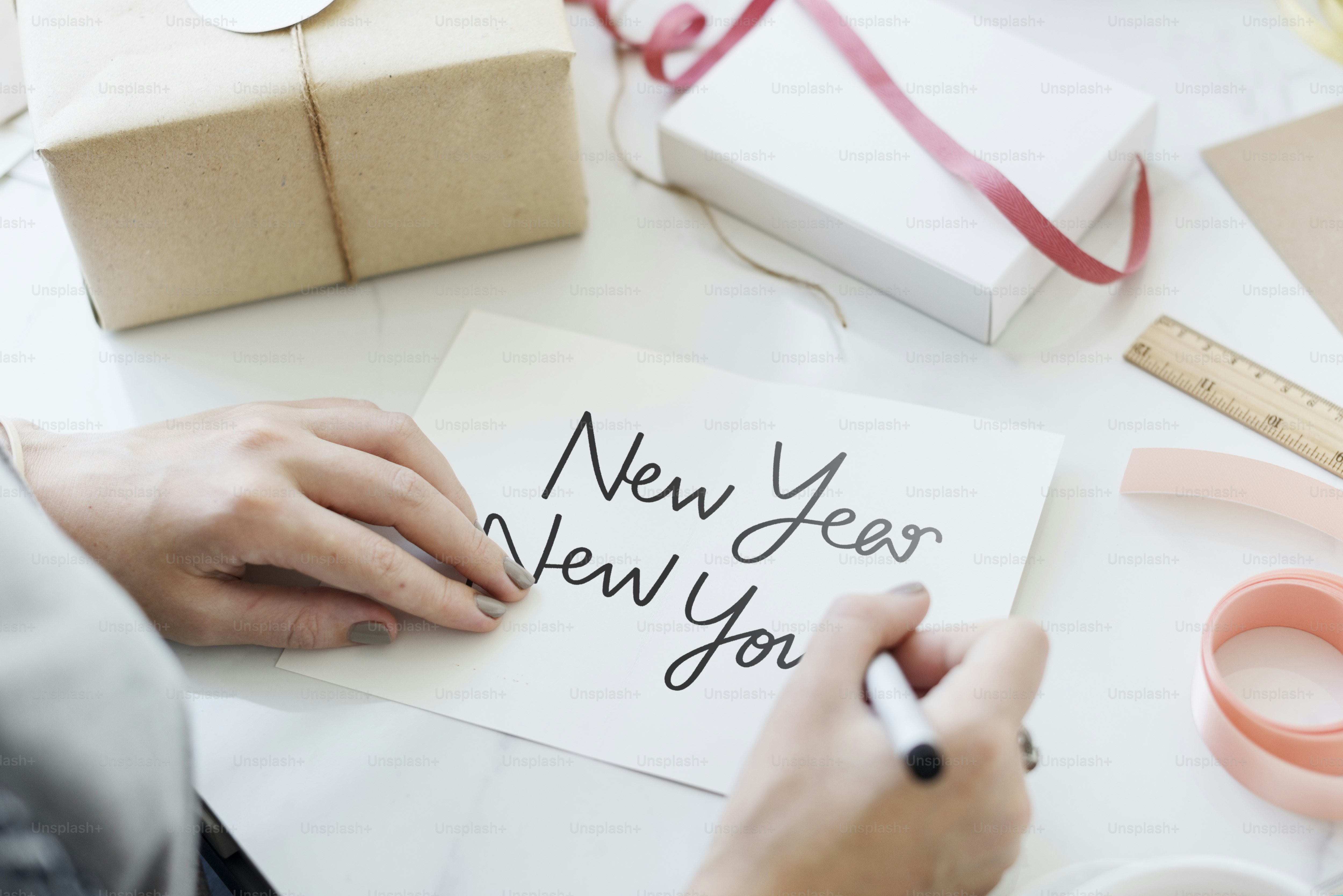 Donna che scrive un biglietto di buon anno