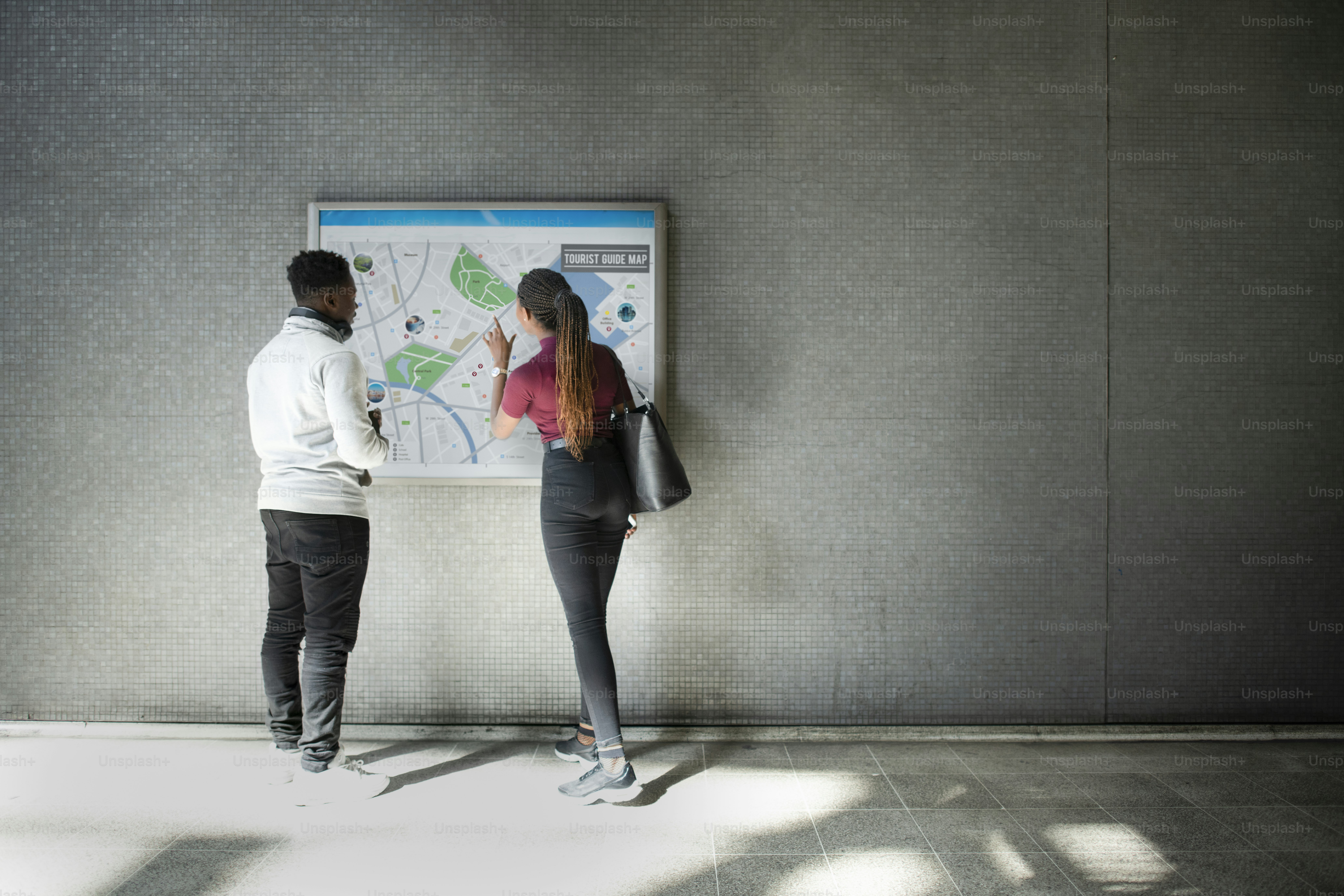 Touristes regardant une carte guide