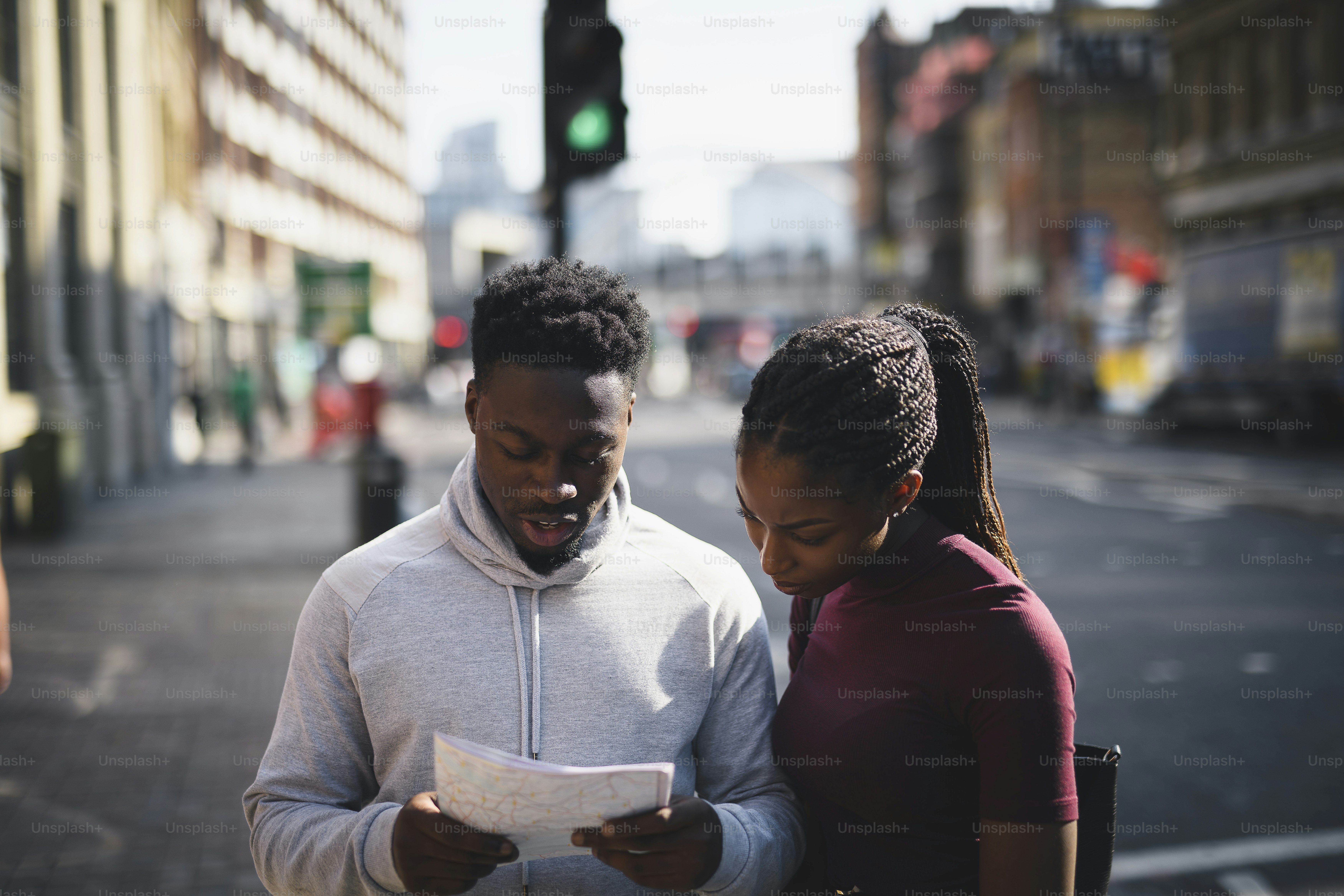 Couple vérifiant une carte de la ville