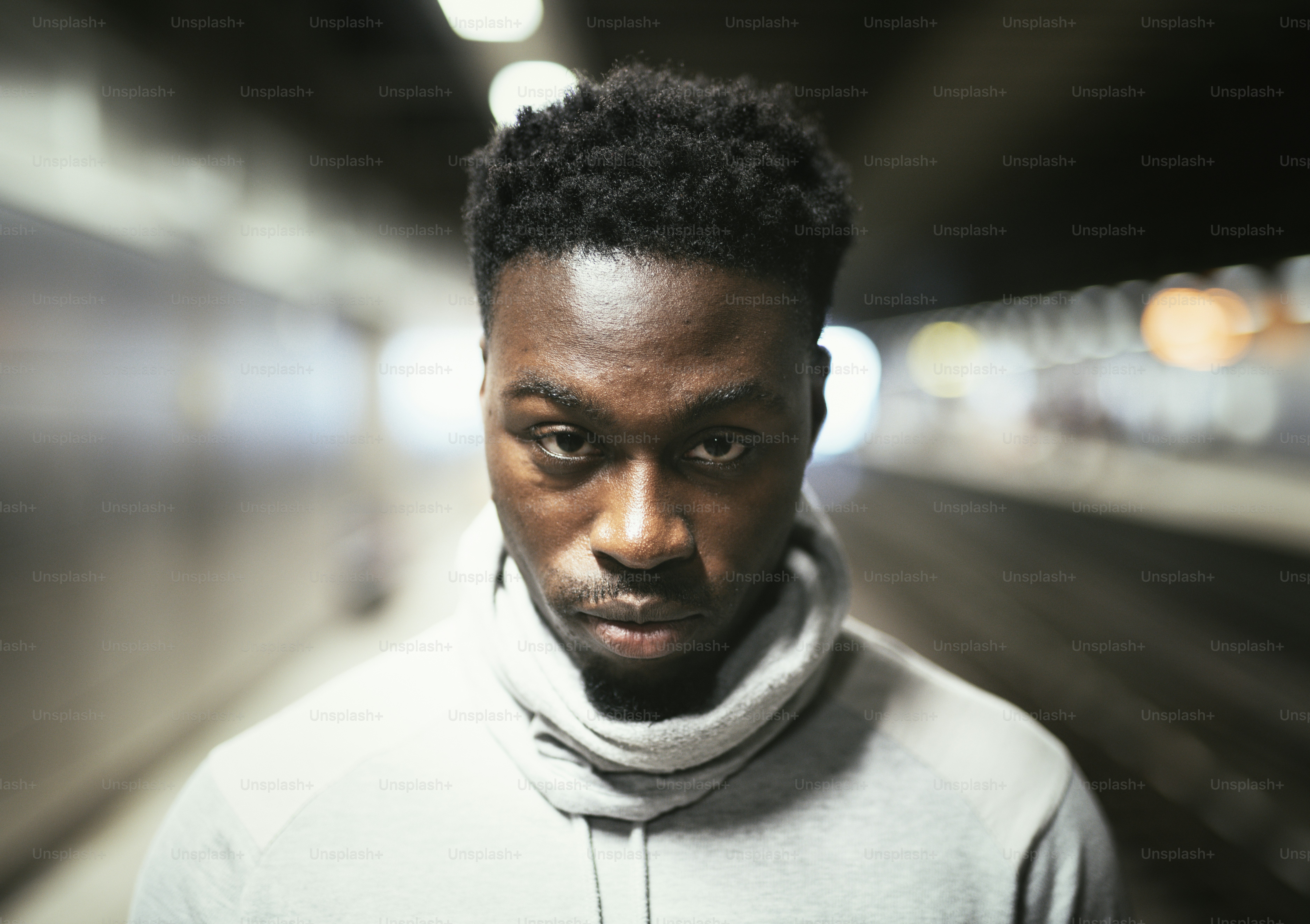 Portrait d’un homme sur un quai du métro
