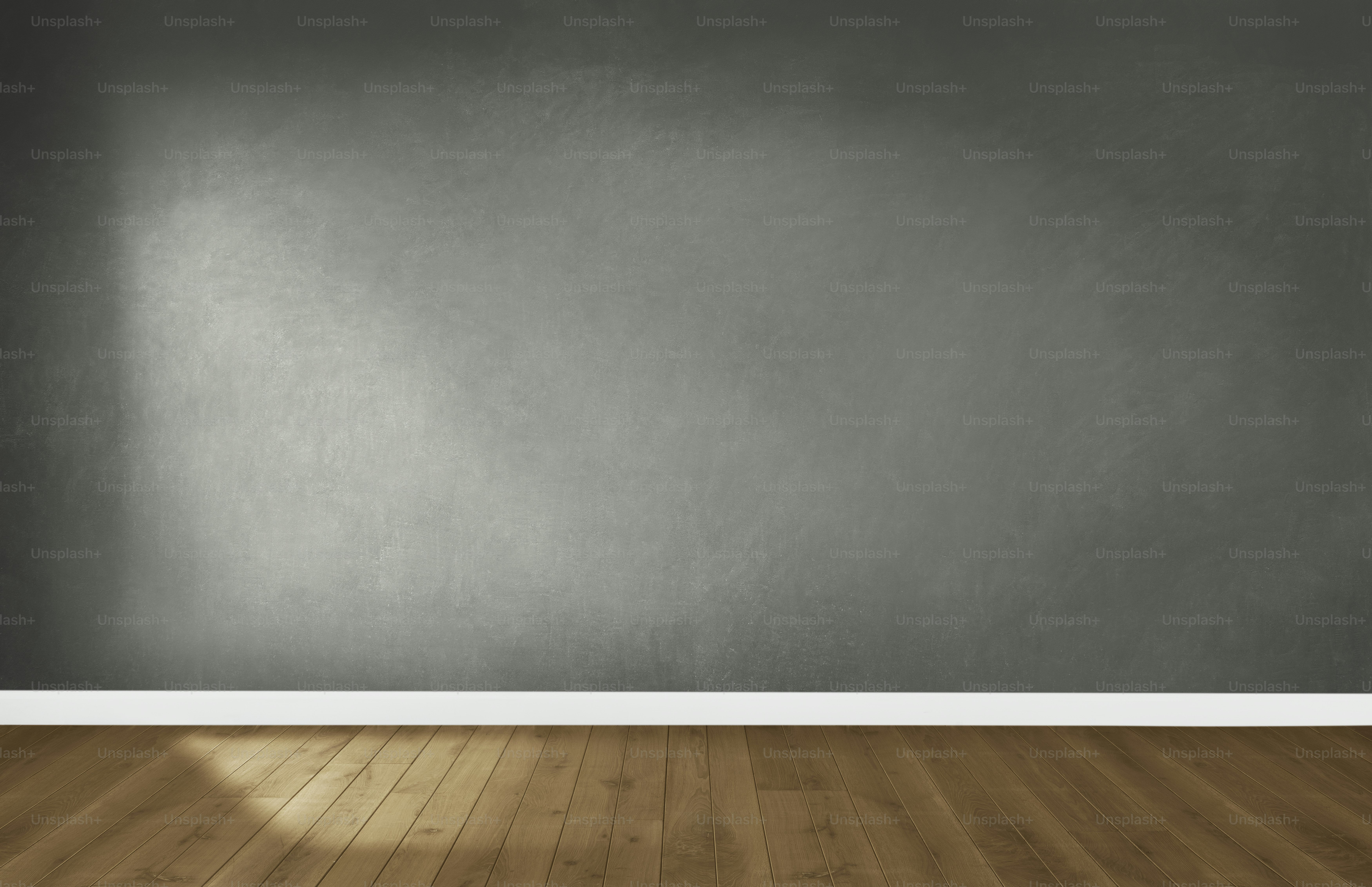 Pared gris en una habitación vacía con suelo de madera