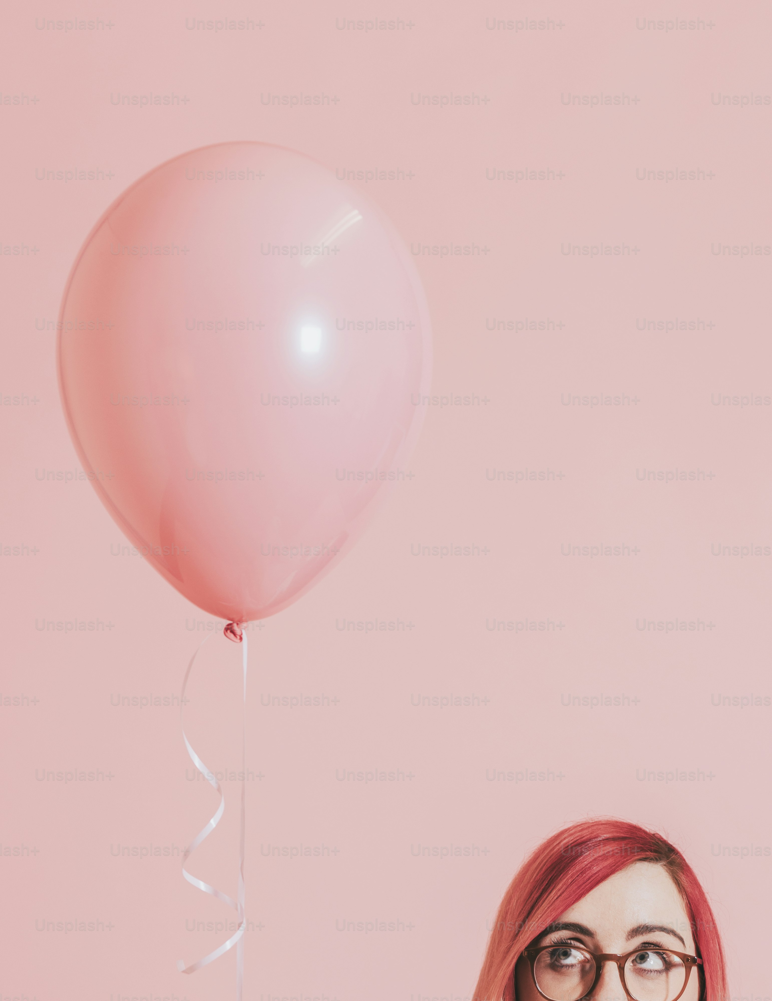 Frau mit einem einzelnen Ballon