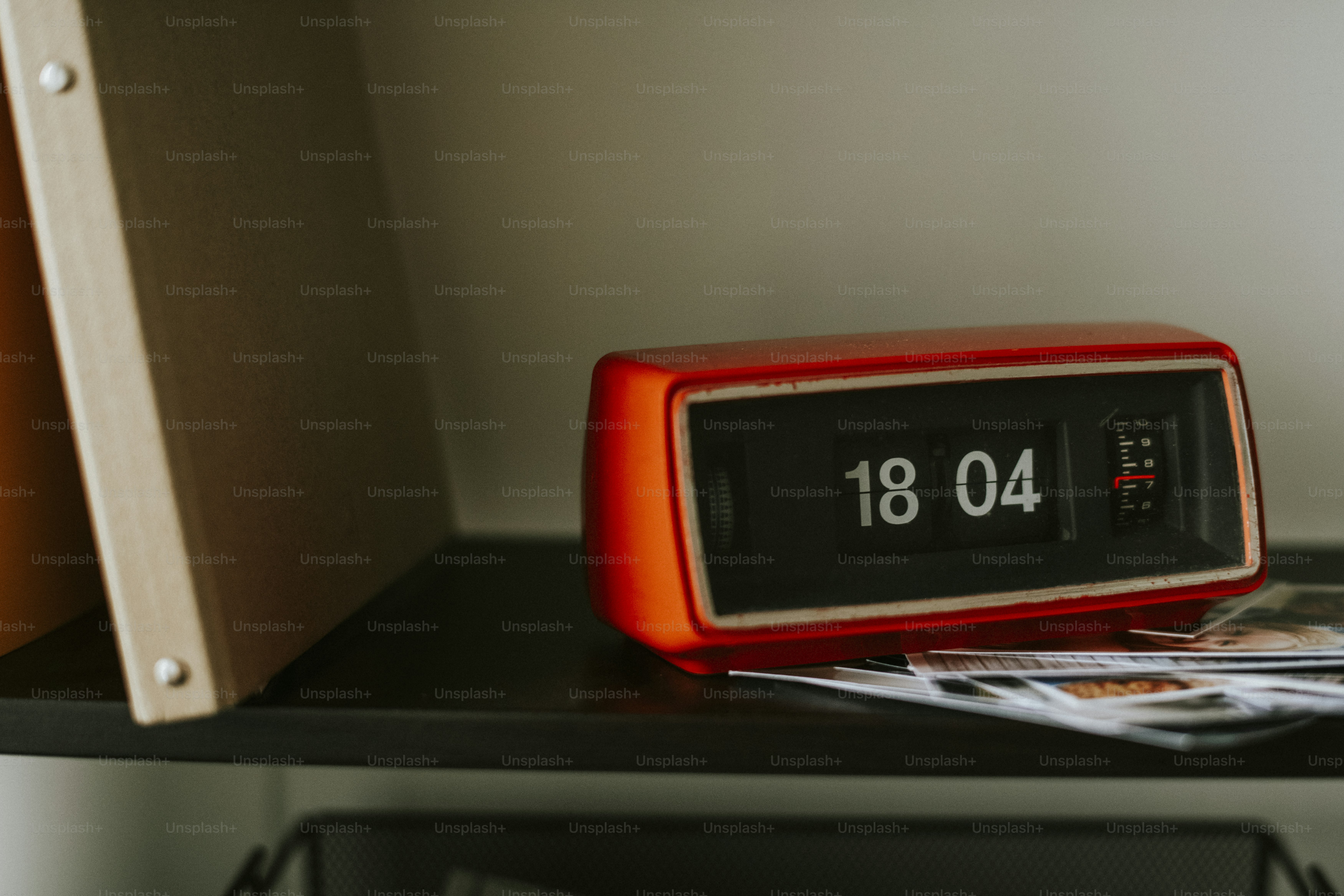 Despertador retro en una estantería