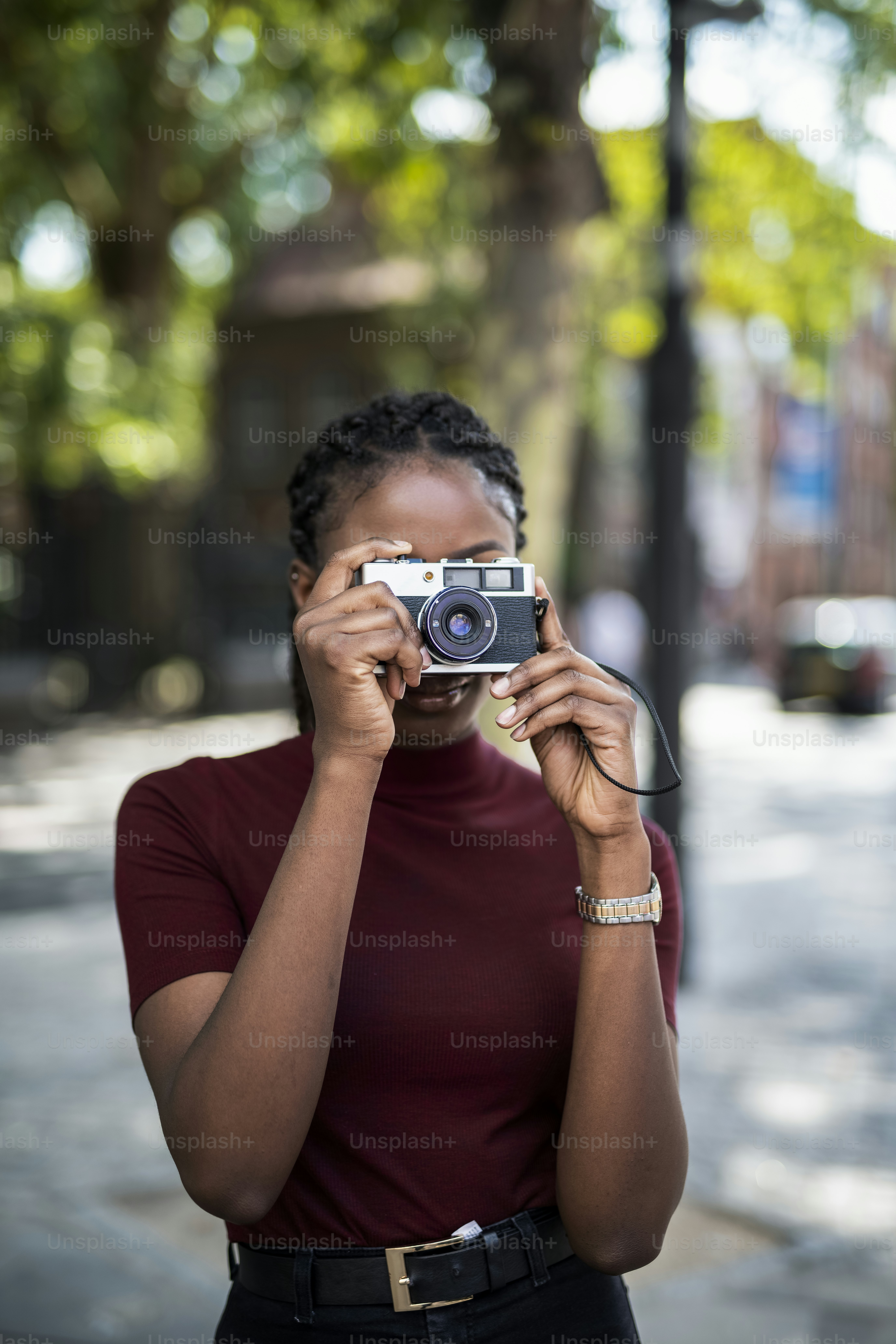 Model cantik dengan kamera analog