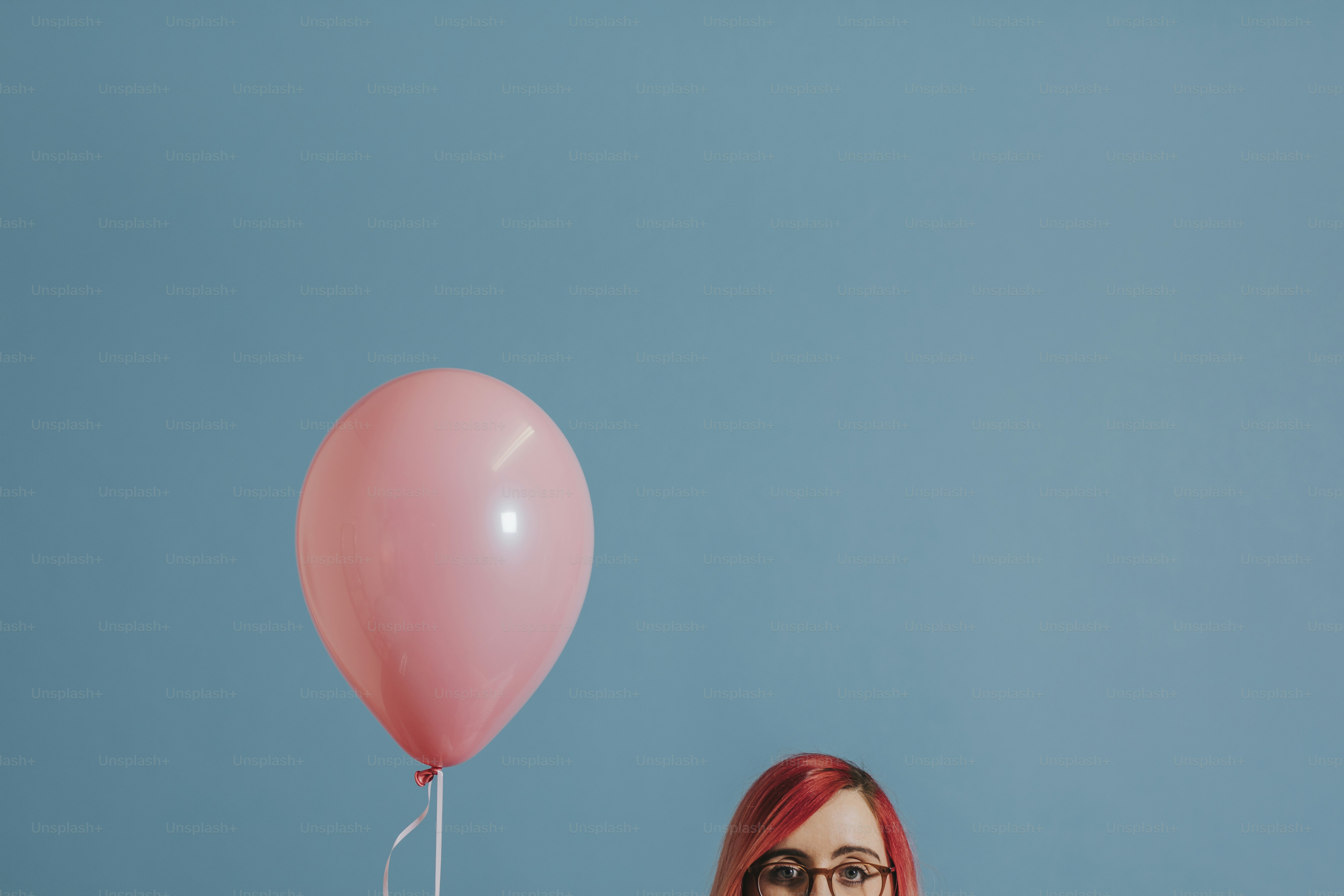Frau mit einem einzelnen Ballon