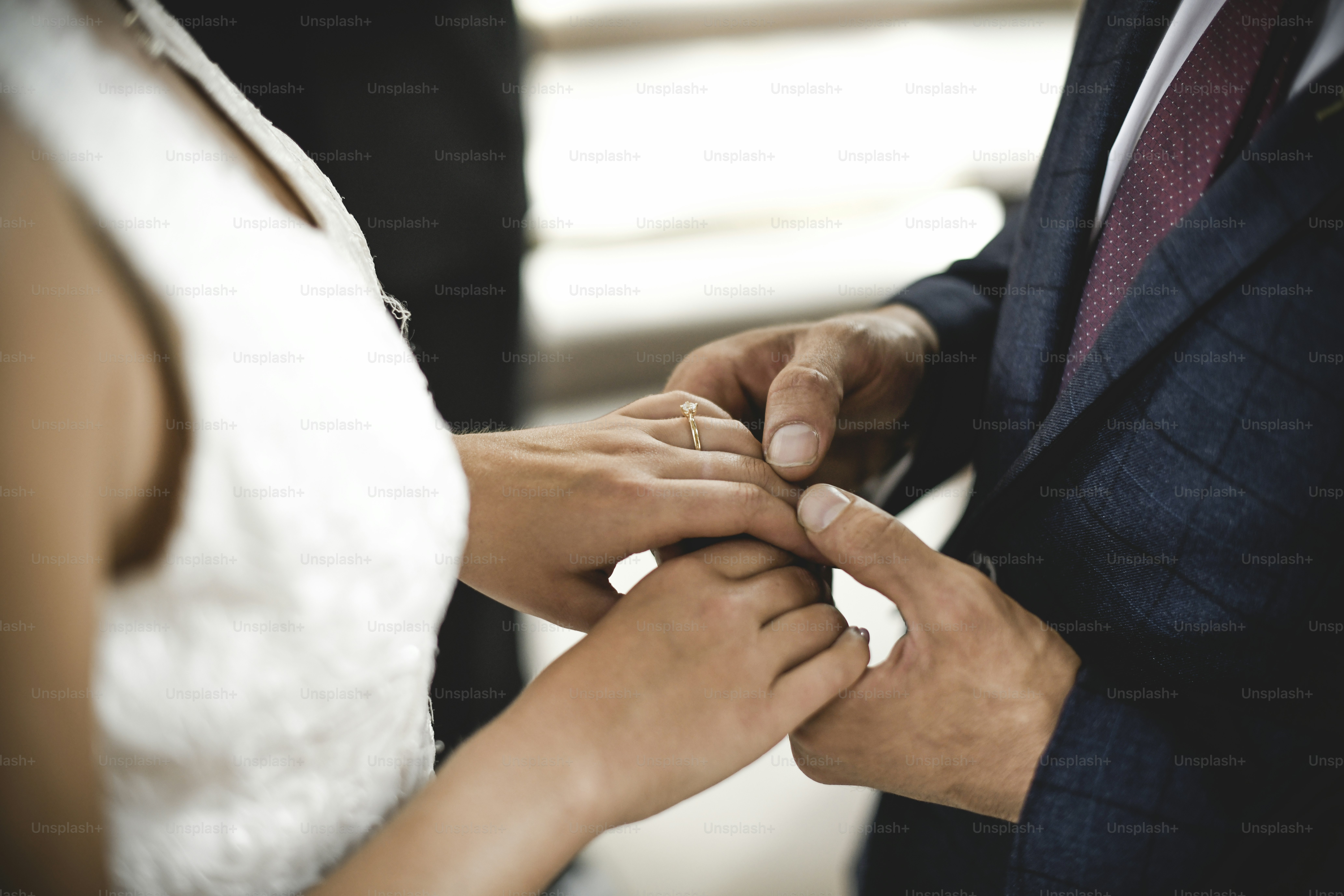 La mariée et le marié debout à l’autel