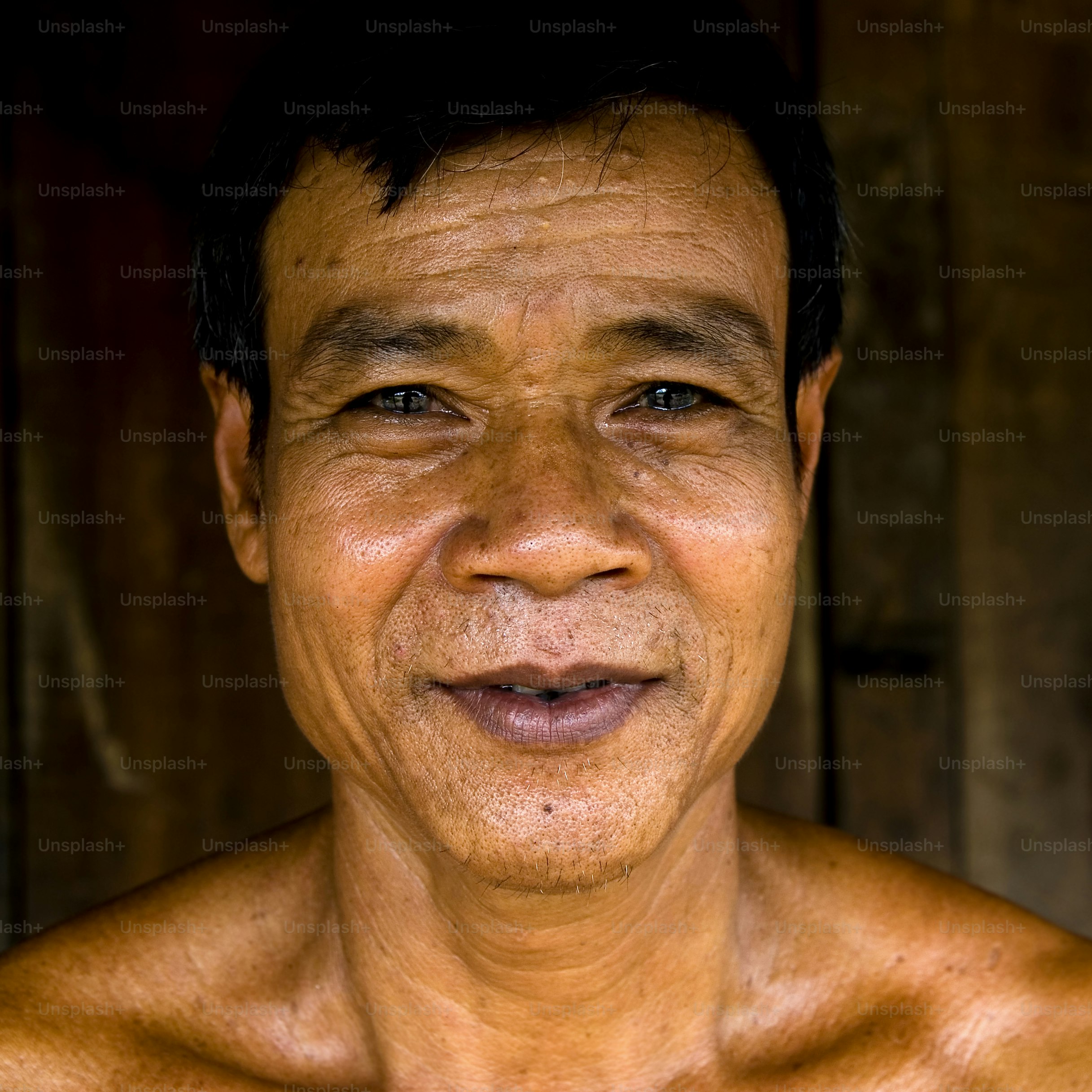 Pria Asia dengan mata unik, Kamboja.