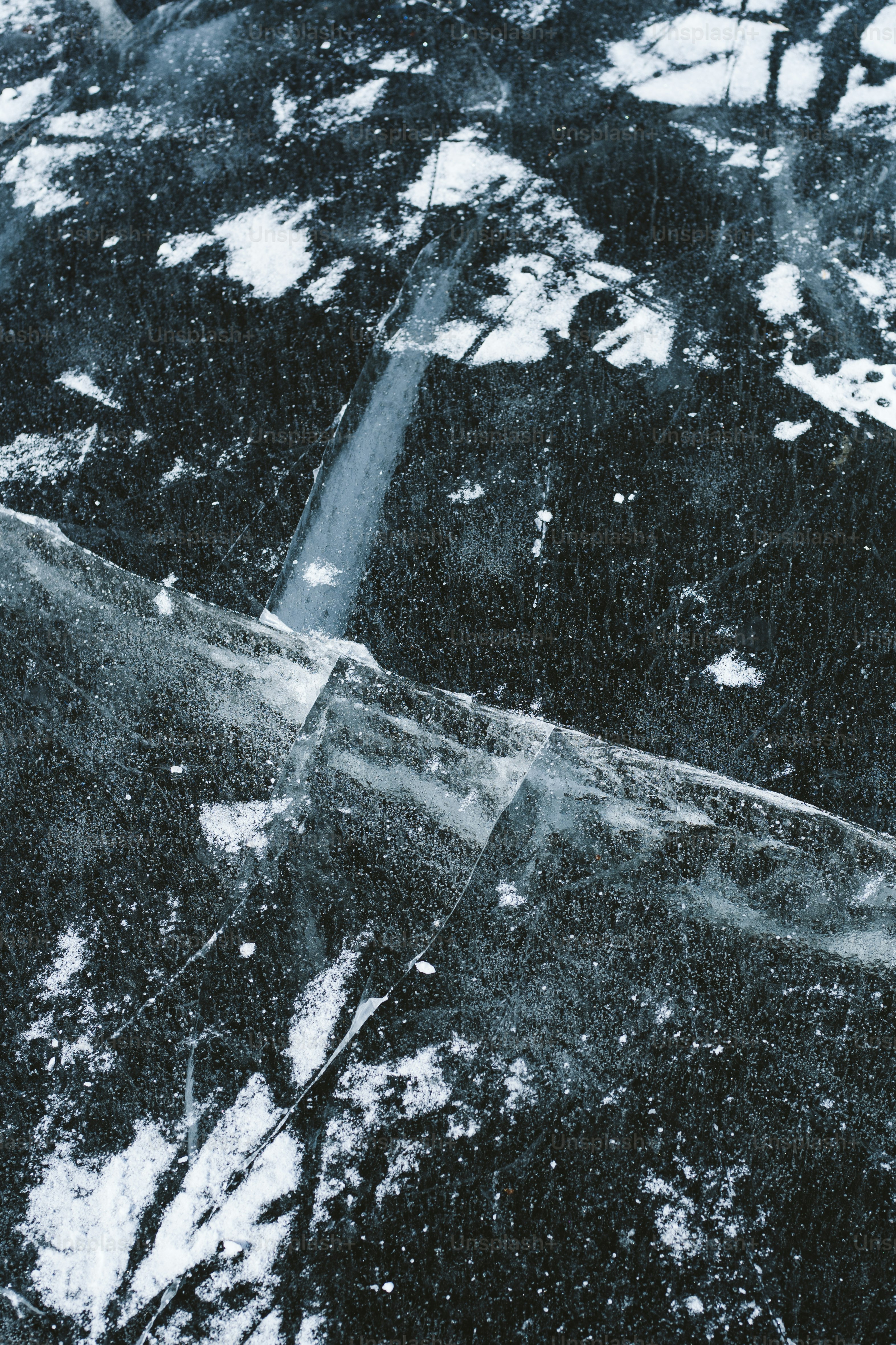 Glace fissurée de neige et de bulles