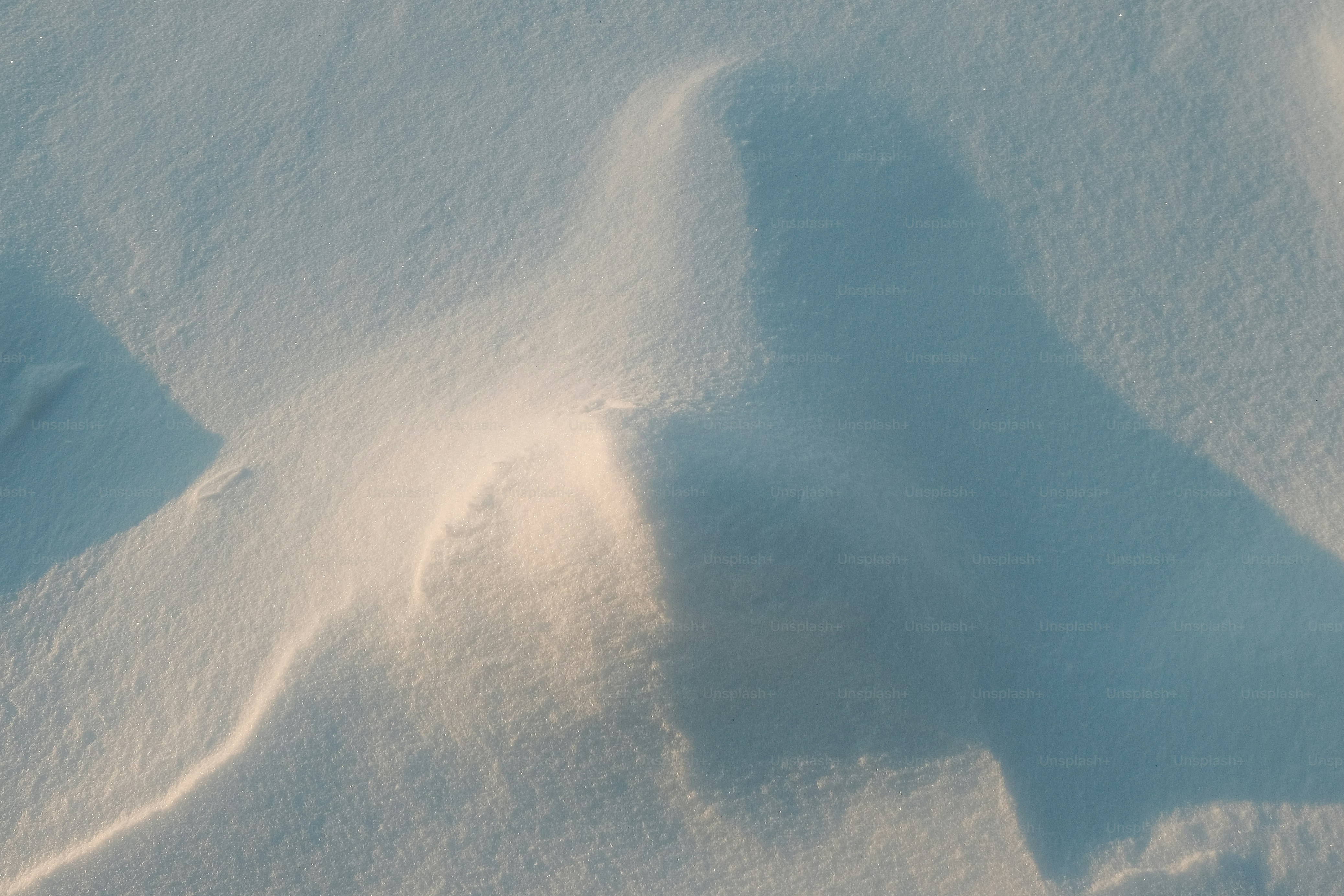 Treibender Schnee mit sanftem Licht und Schatten