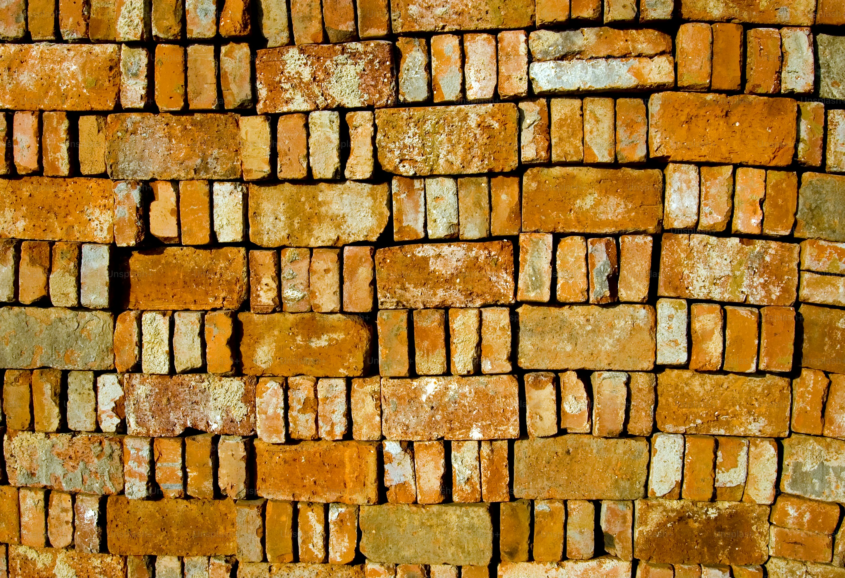 Pilha de tijolos velhos.