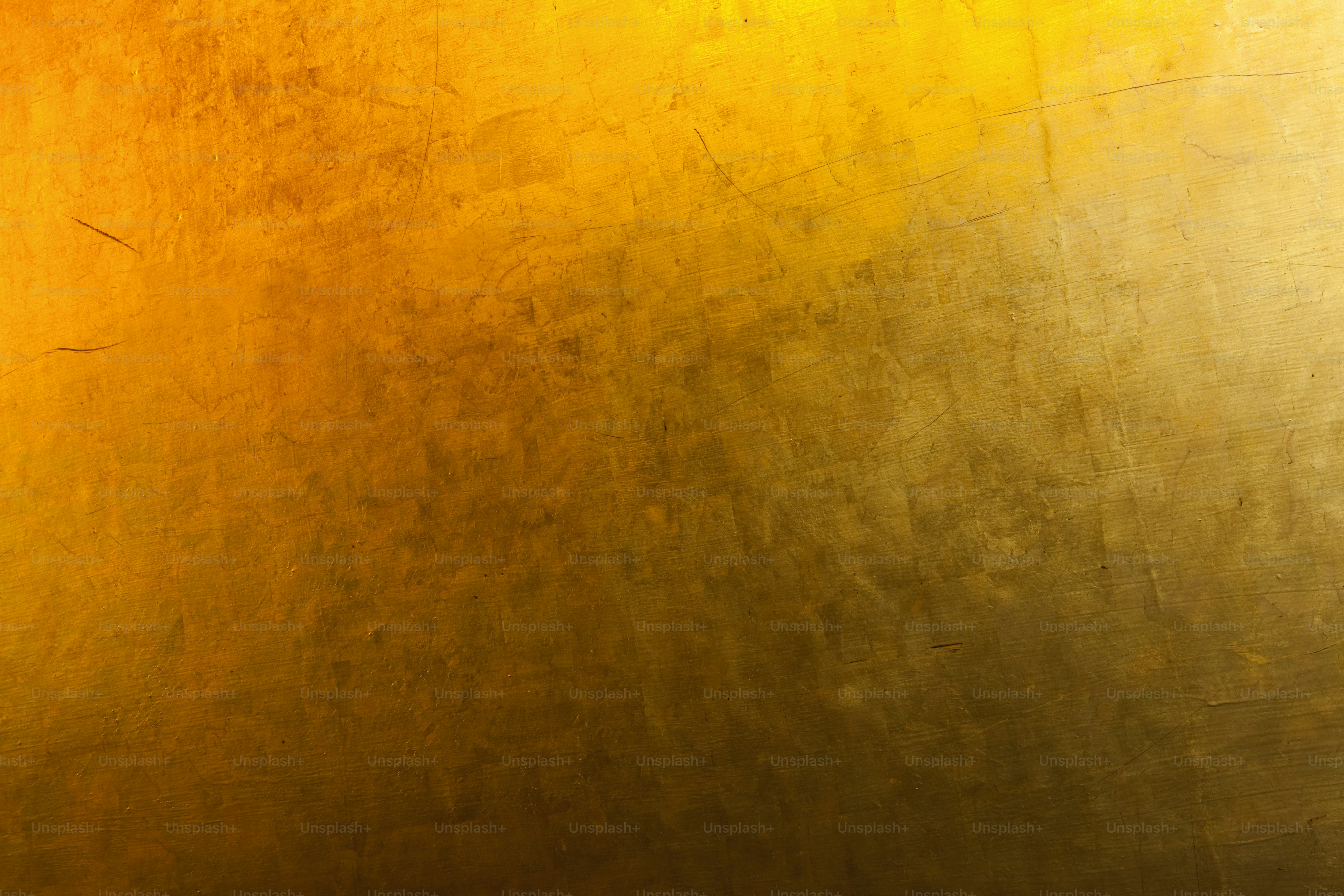 Fundo dourado.