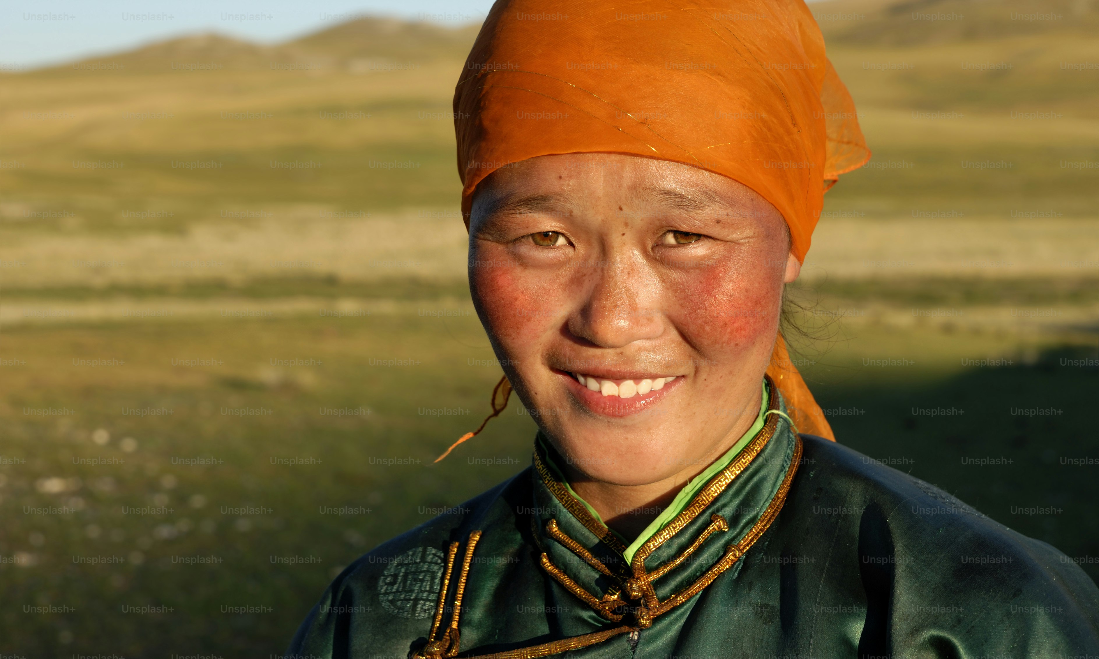 Schöne junge mongolische Dame in der späten Nachmittagssonne