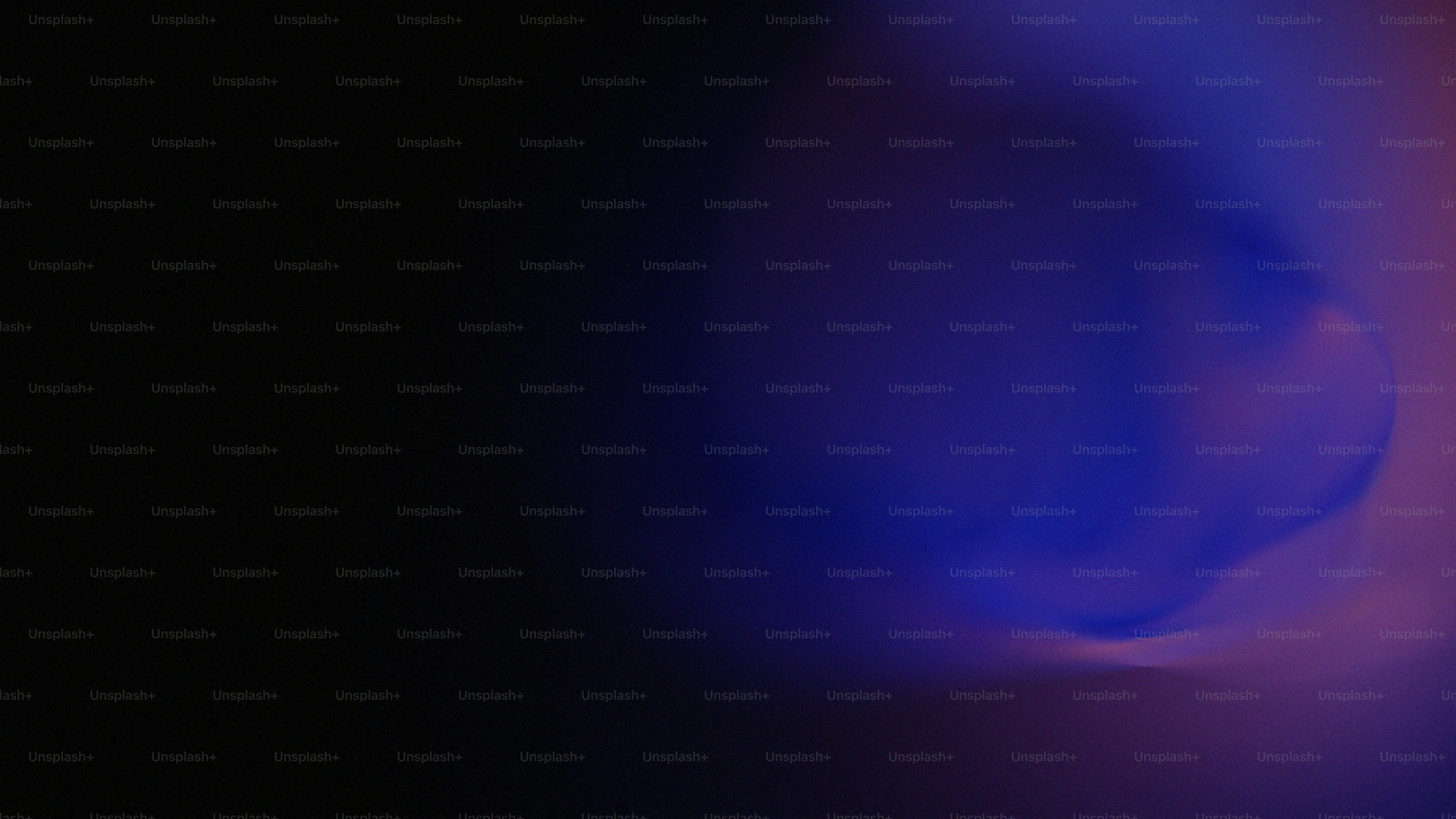 Abstrakter dunkler Hintergrund mit blauen und violetten Farbverläufen