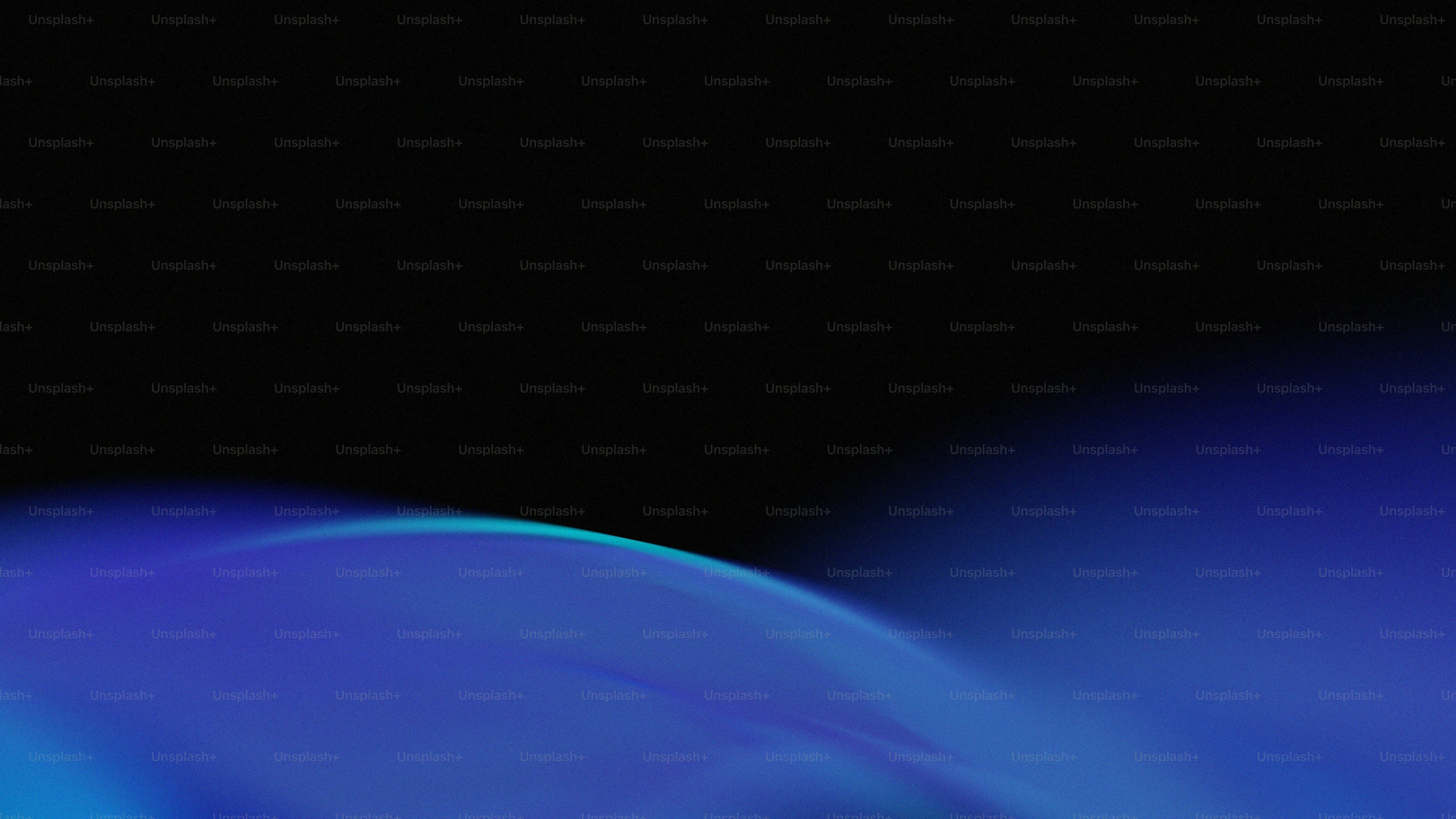 Abstrakte blaue Welle vor schwarzem Hintergrund