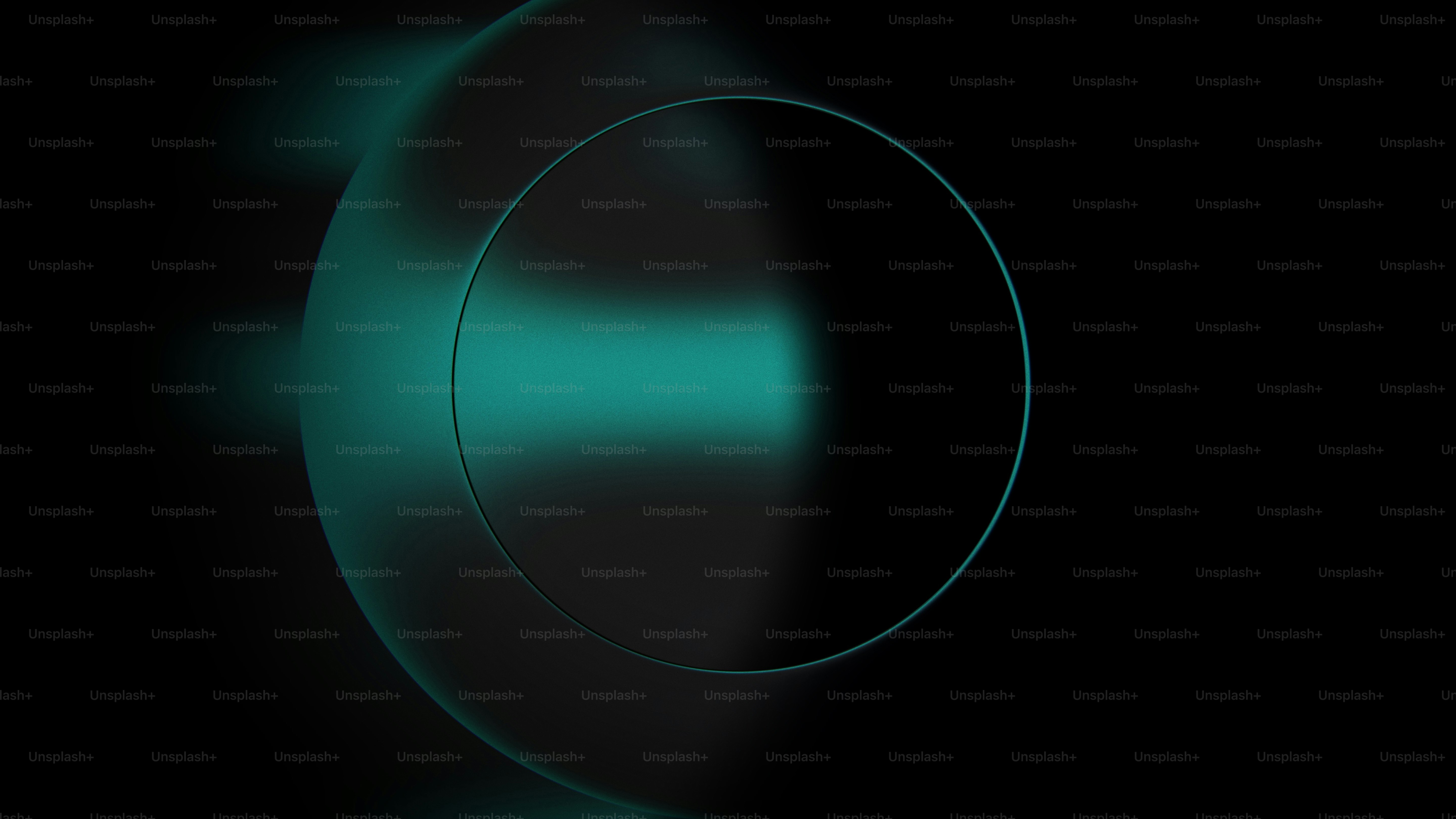 暗い背景に光るティールの円とリングが描かれています