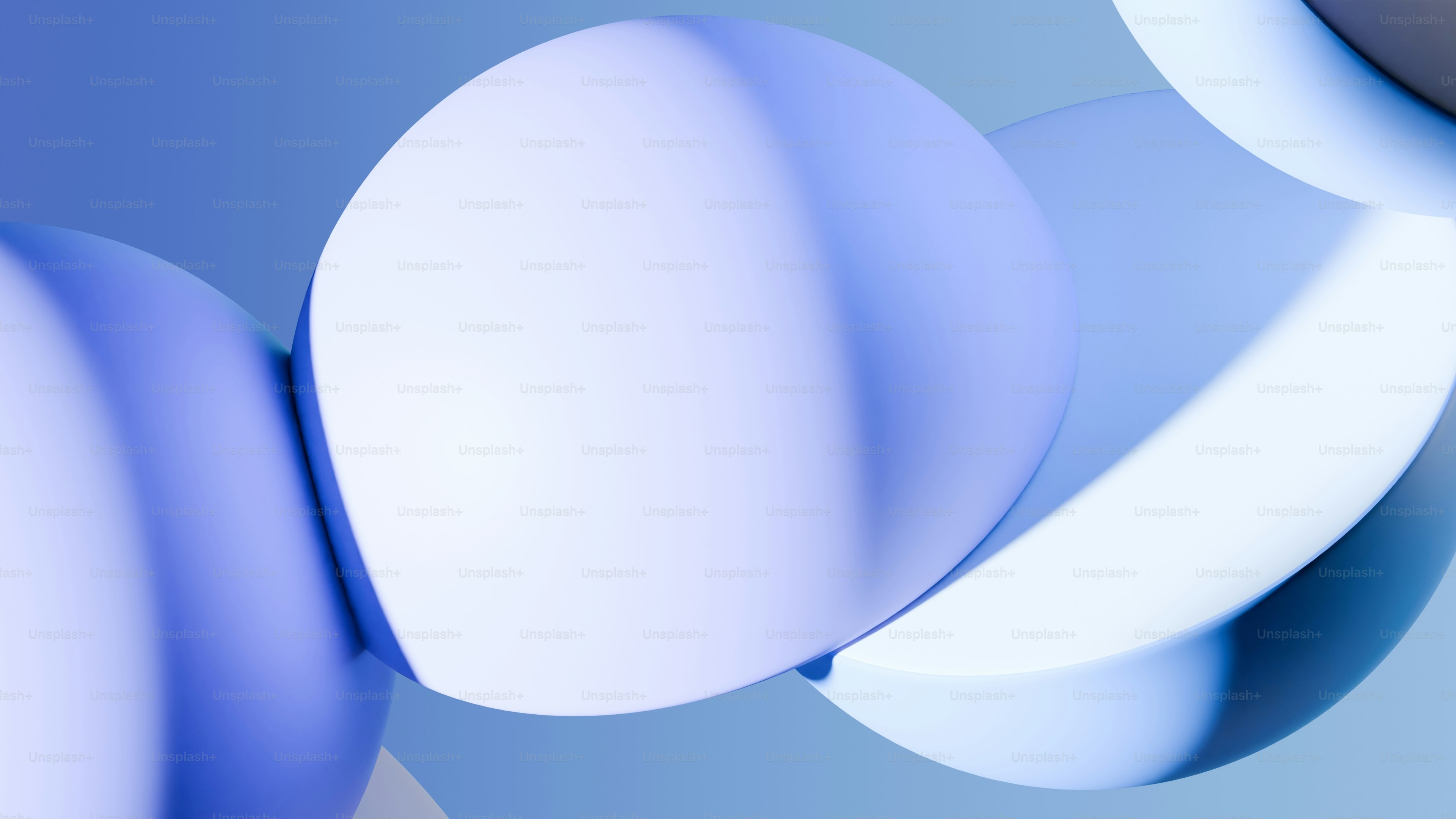 Abstrakte blau-weiße Kugeln mit sanftem Licht.