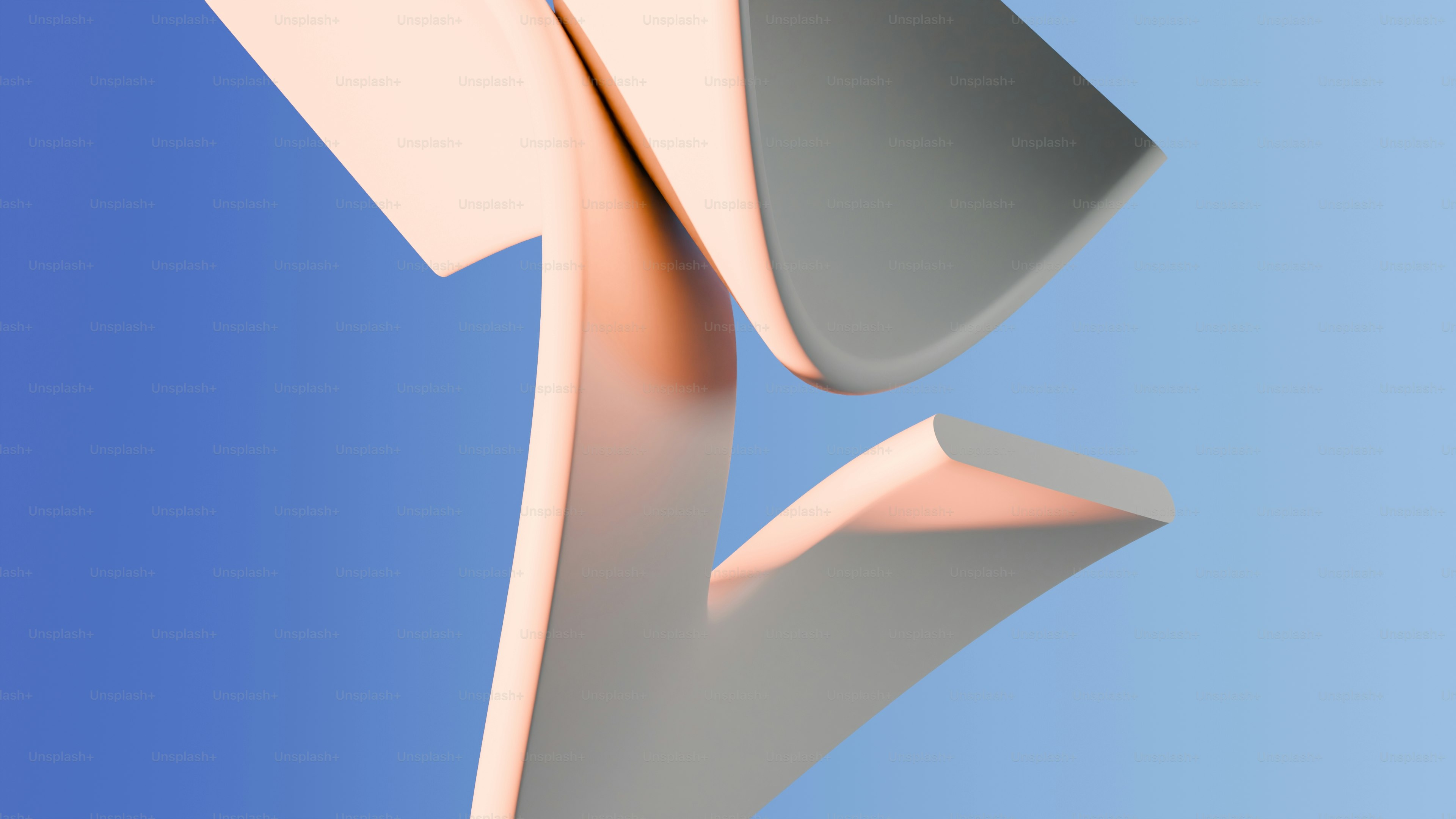 Abstrakte Skulptur mit glatten Kurven vor blauem Hintergrund