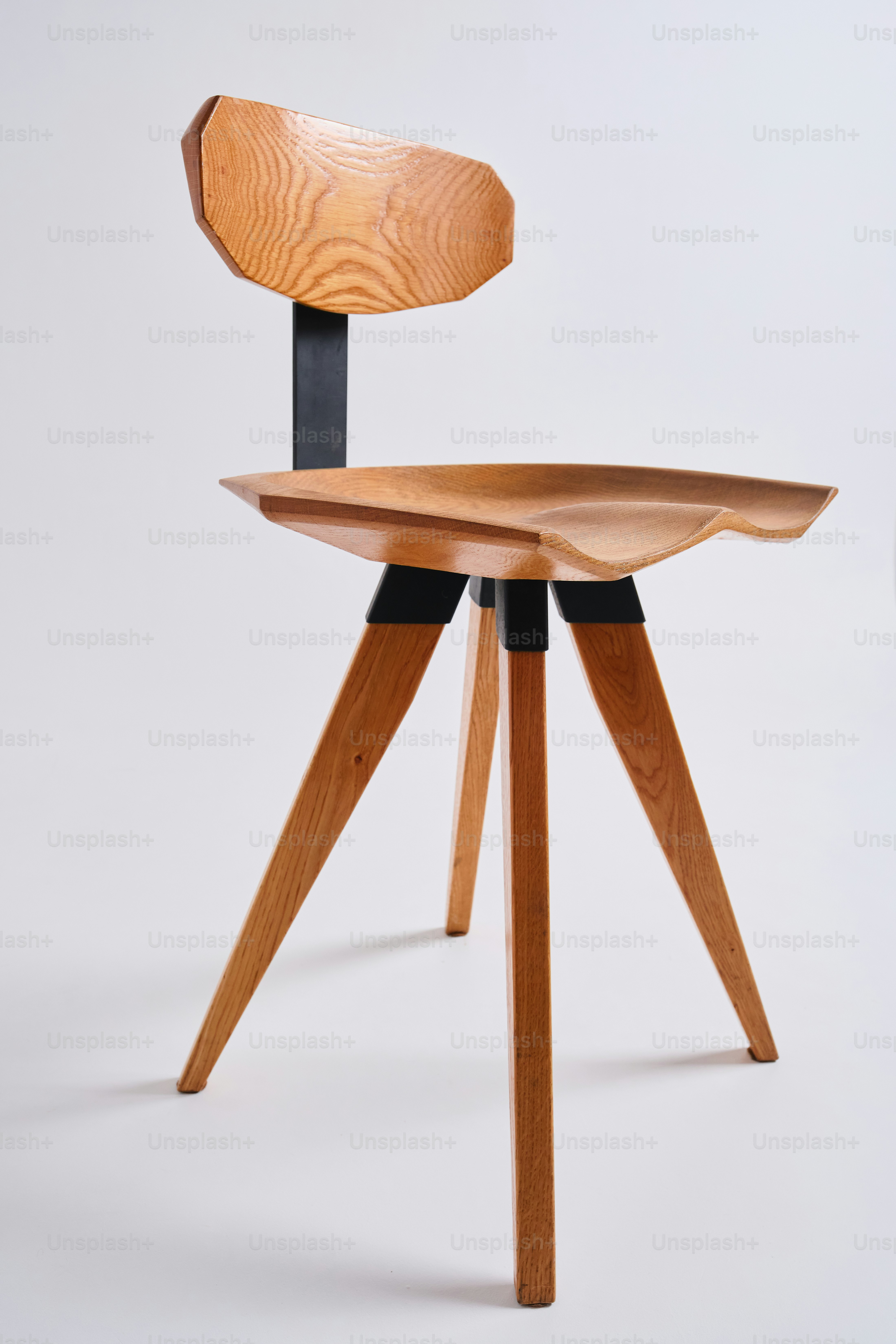 Una silla moderna de madera con un diseño único