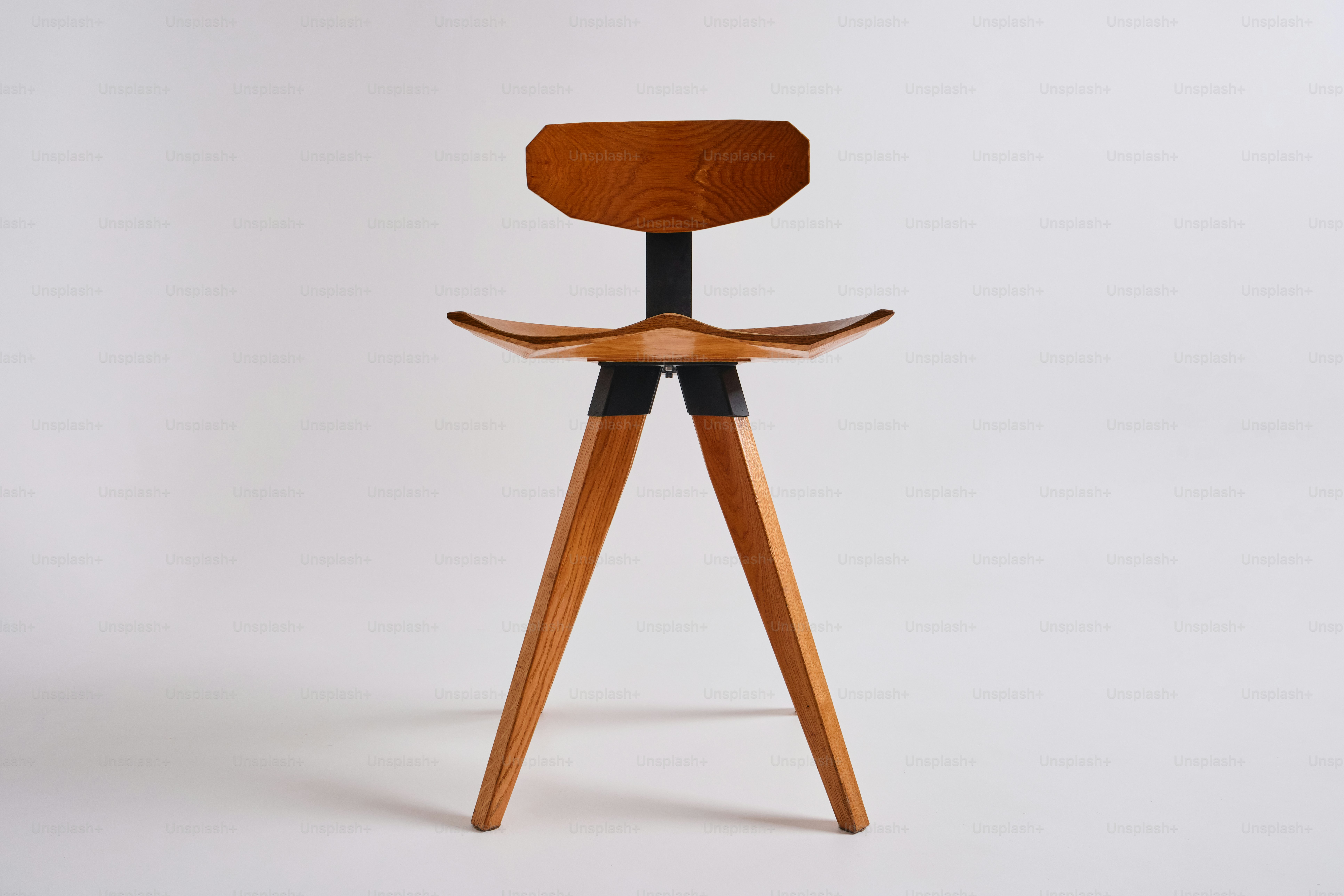 Una silla de madera con un diseño moderno único