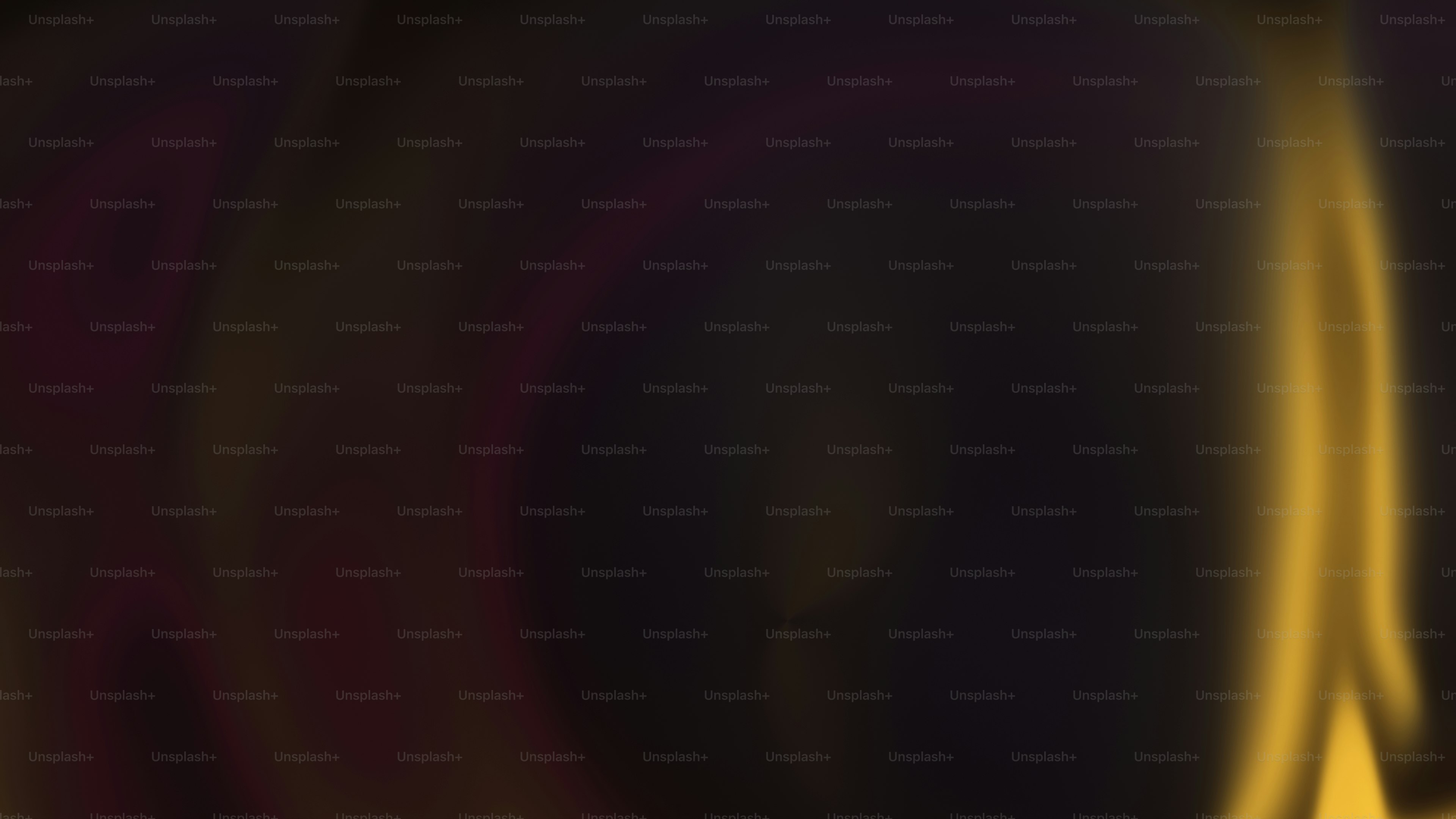 추상적이고 흐르는 노란색과 보라색