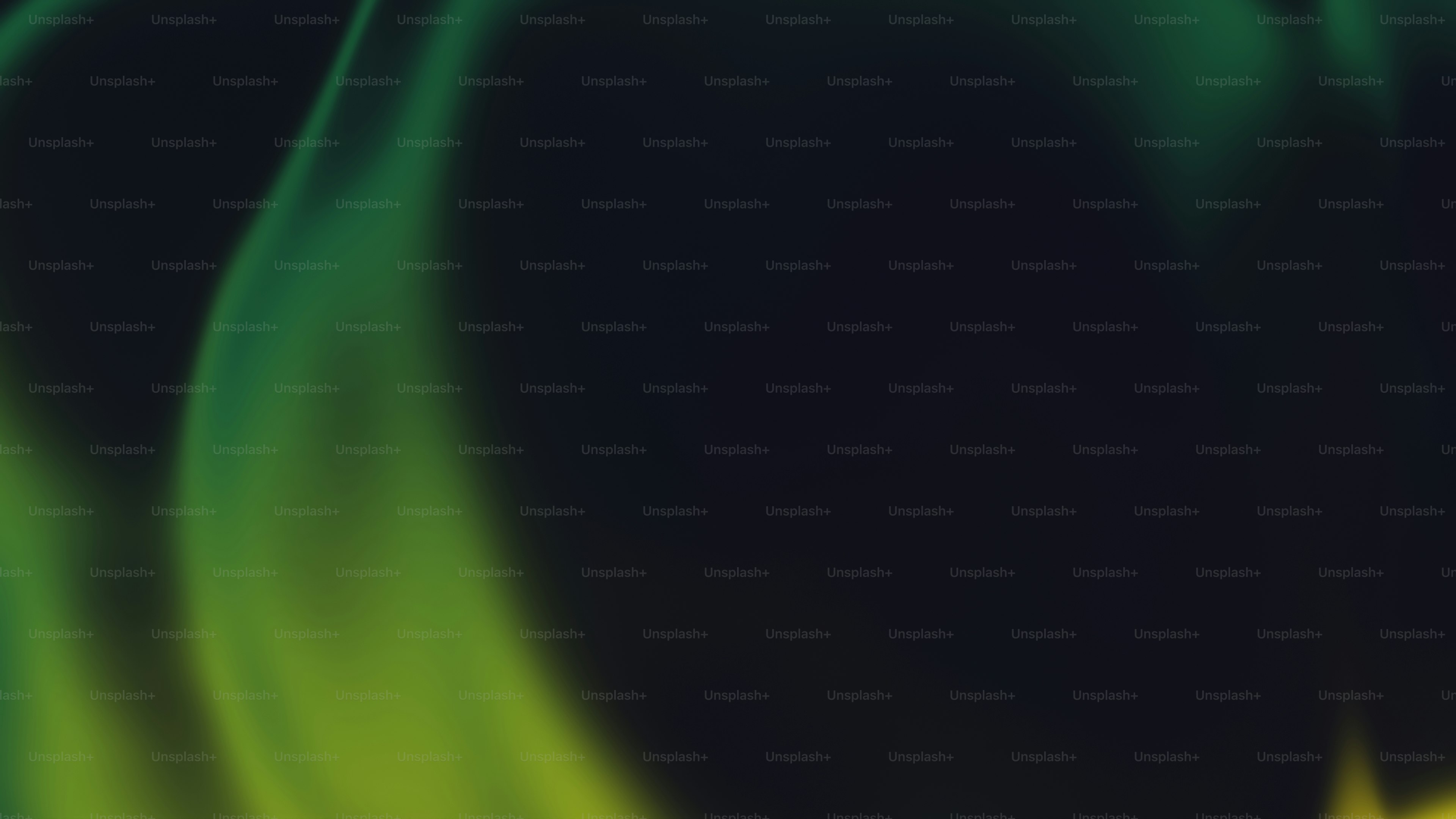 어두운 배경 위에 초록과 노란 불꽃이 떠오른다