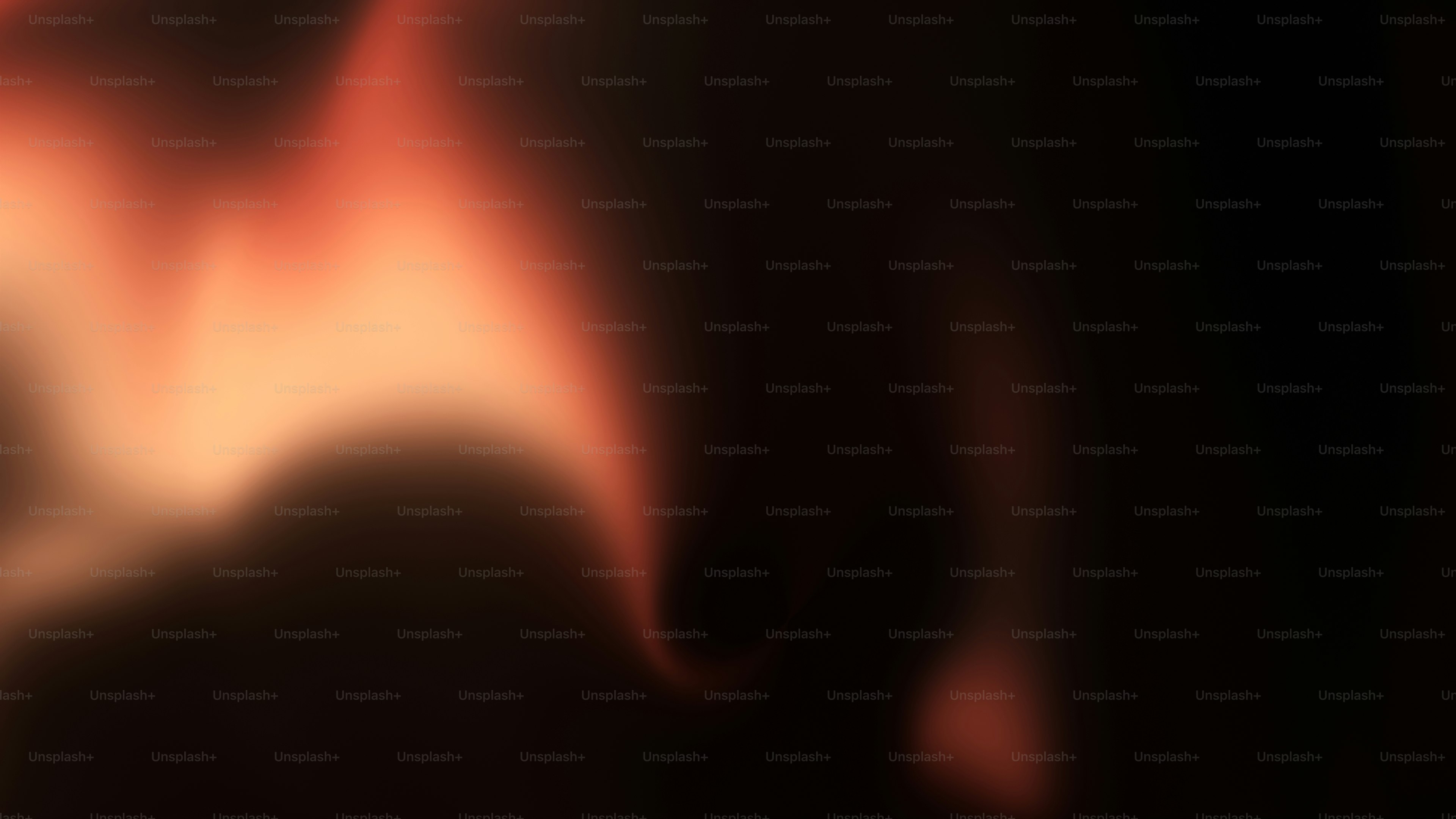 검은 배경 위에 추상적이고 따뜻한 빛이 빛난 모습