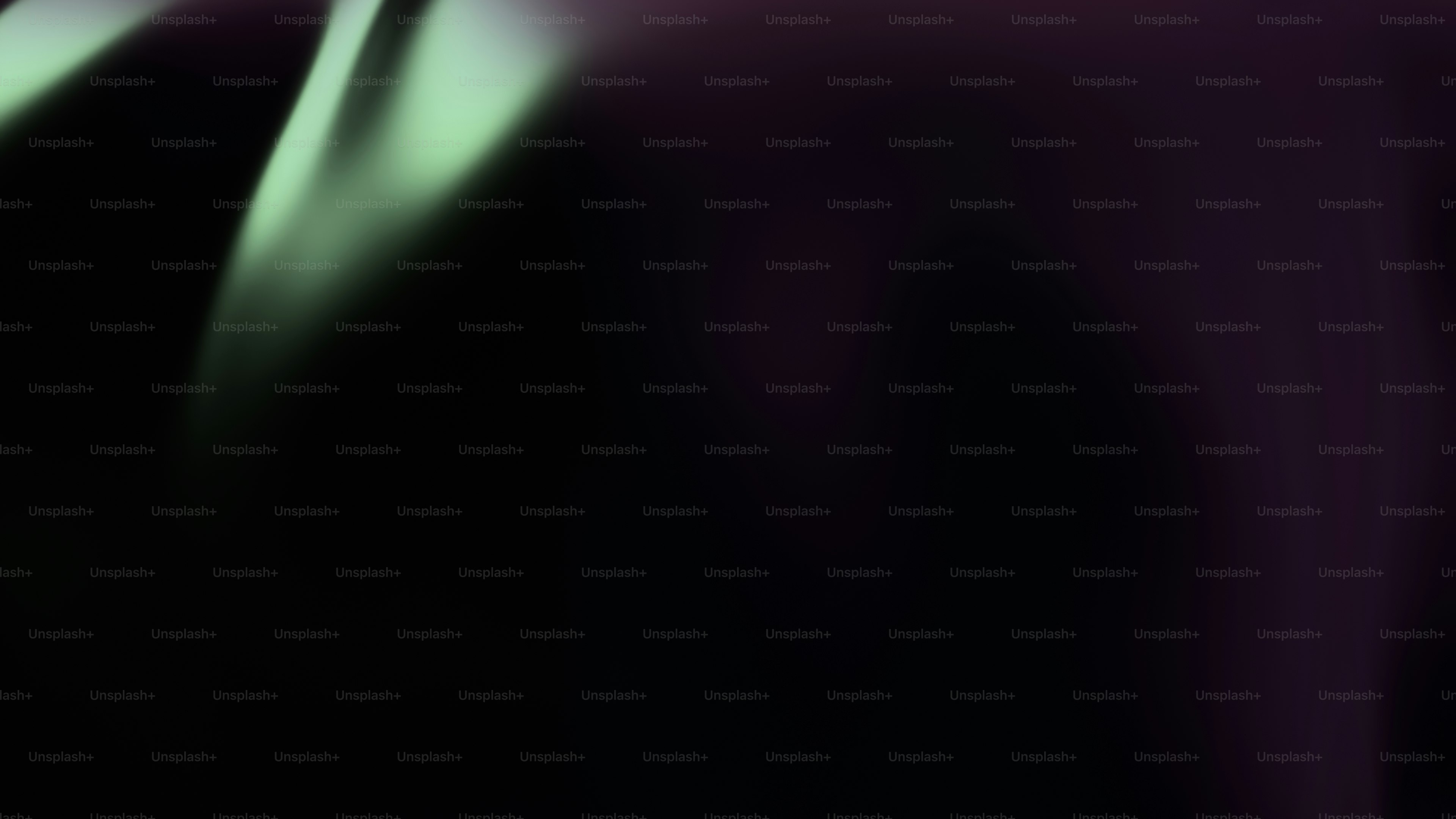 어두운 배경 속에 추상적인 빛줄기