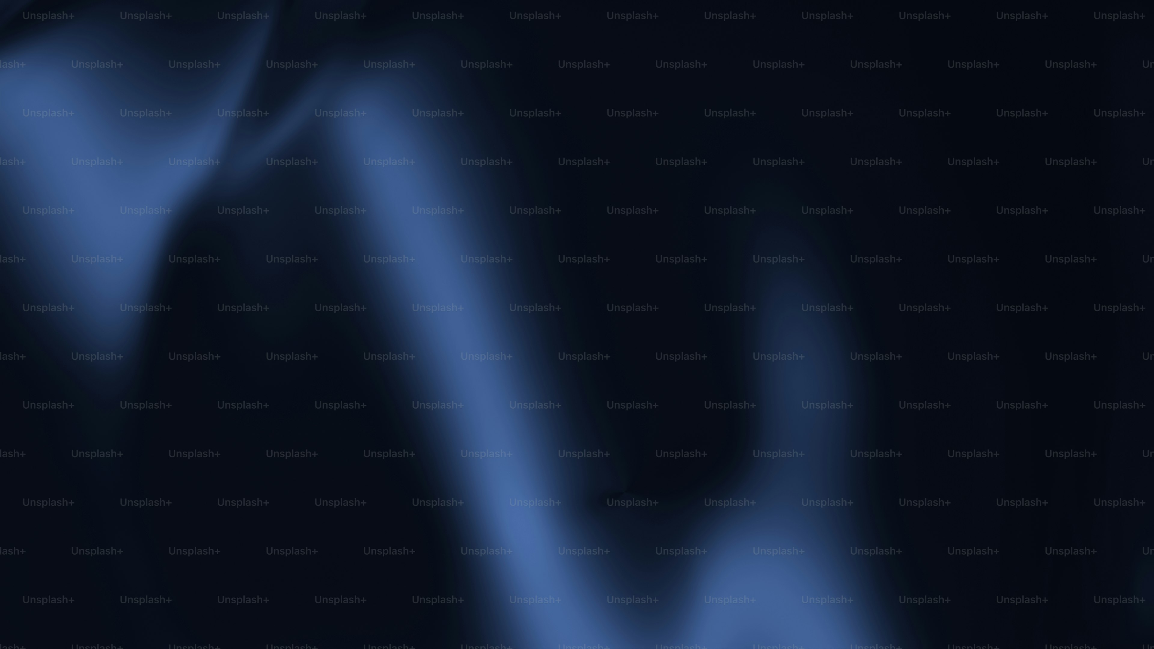 어두운 배경 위에 추상적인 푸른 연기