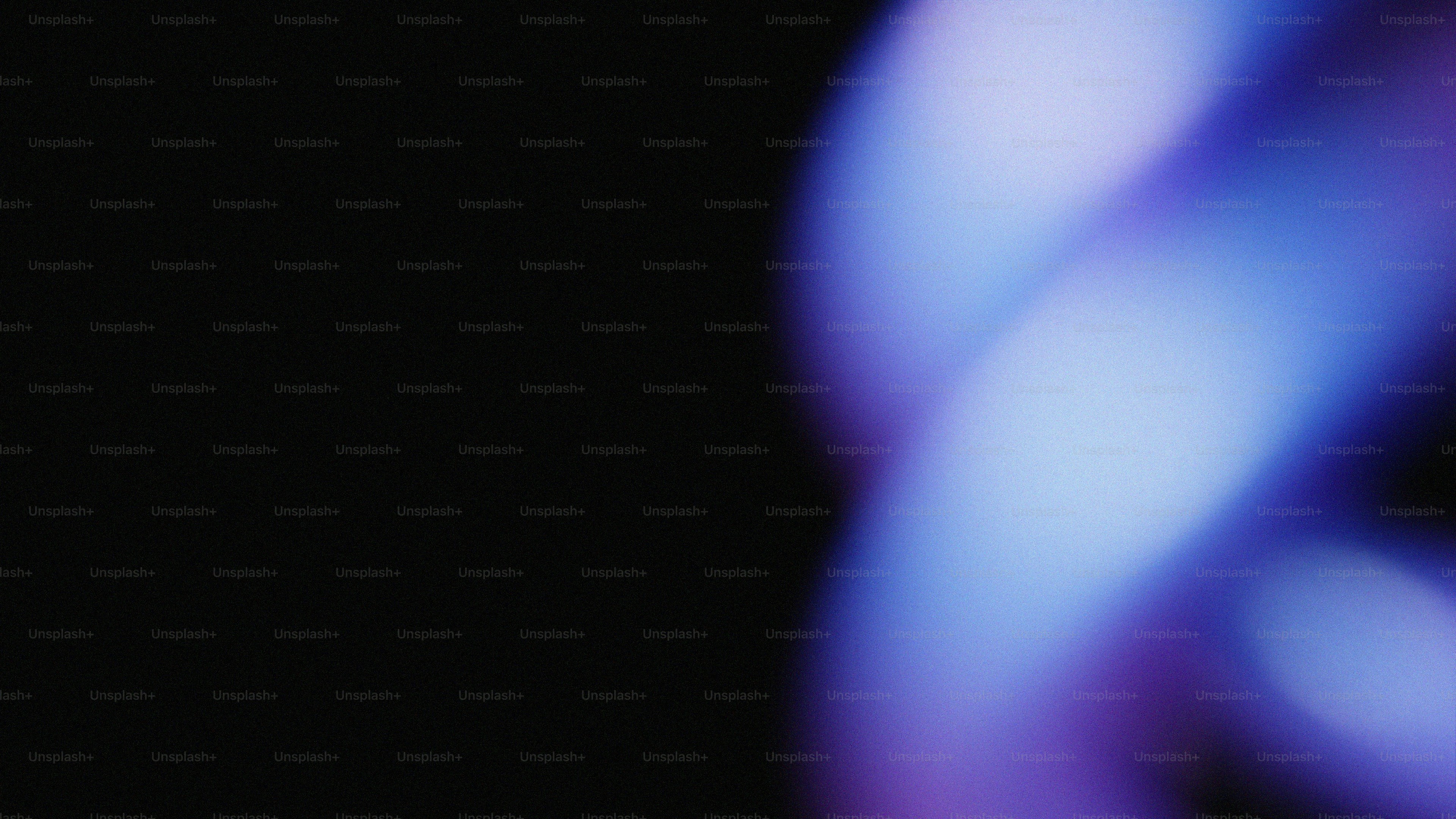 Abstrakte blaue und violette Lichtstreifen auf Schwarz