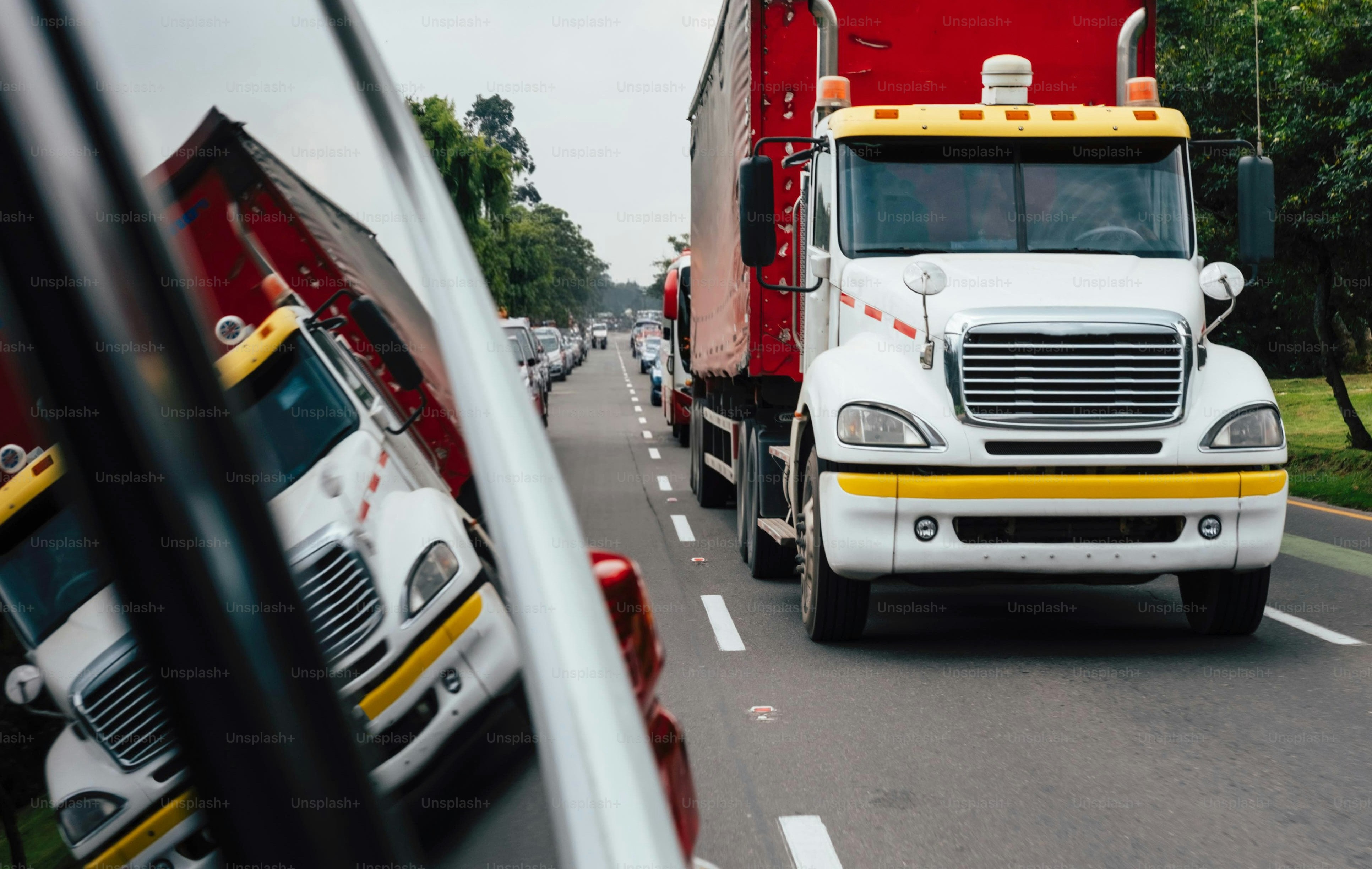 고속도로를 달리는 흰색 트럭들