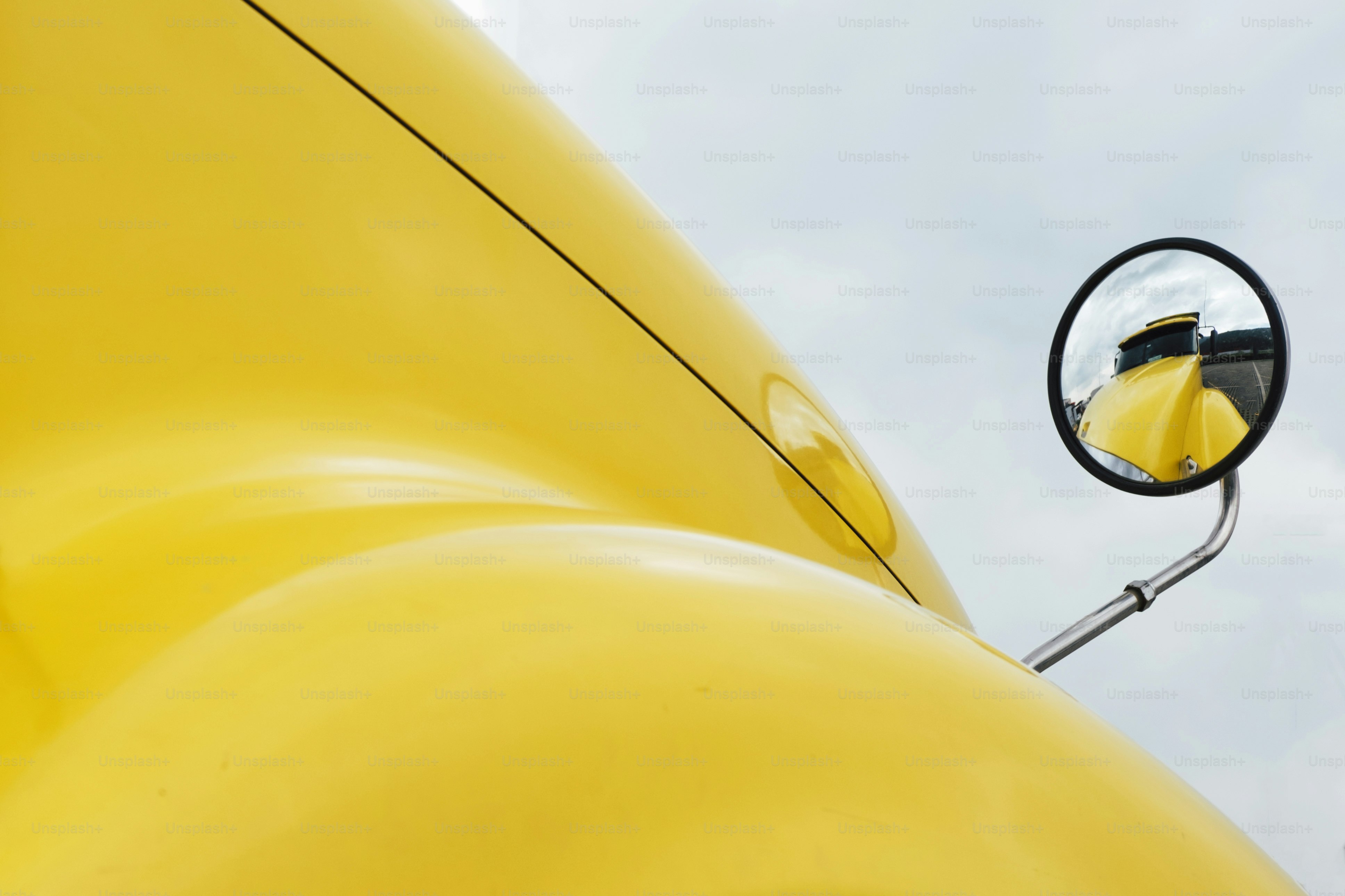 노란색 차량 디테일과 사이드미러 반사