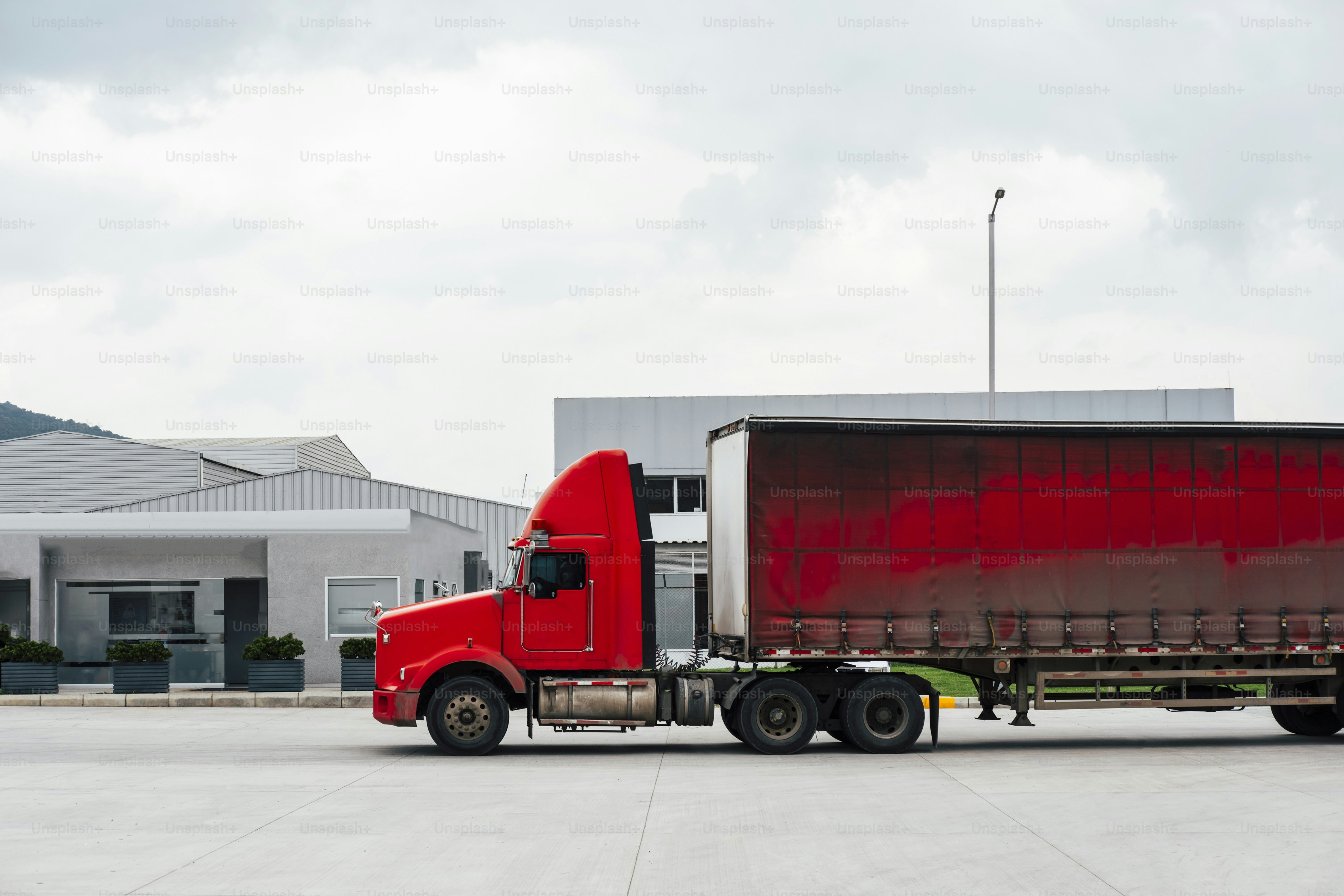 도로 위에서 빨간 세미 트럭 운전