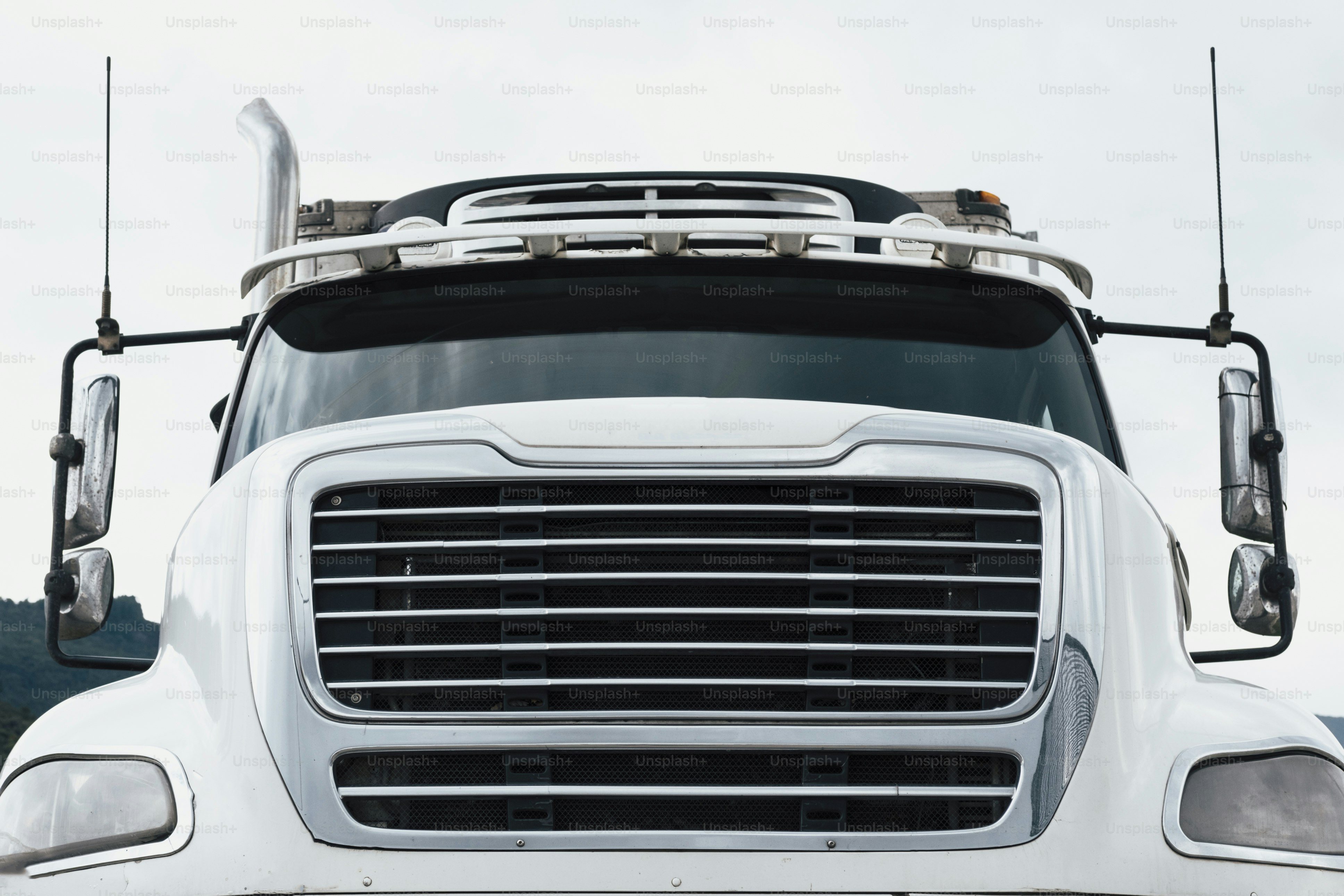 흰색 세미트럭 그릴과 트레일러 전면 모습