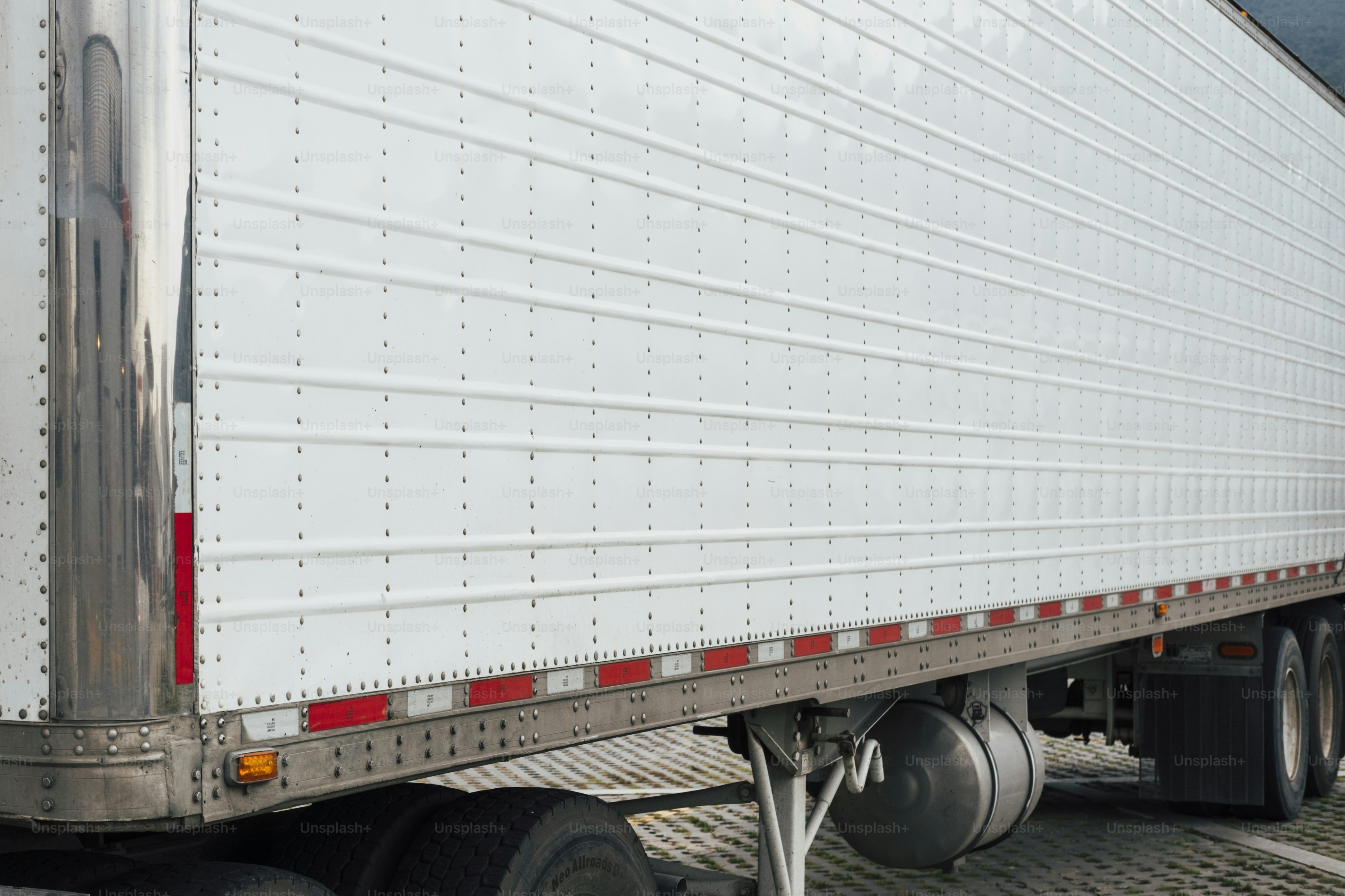 흰색 세미 트레일러 트럭의 측면 모습