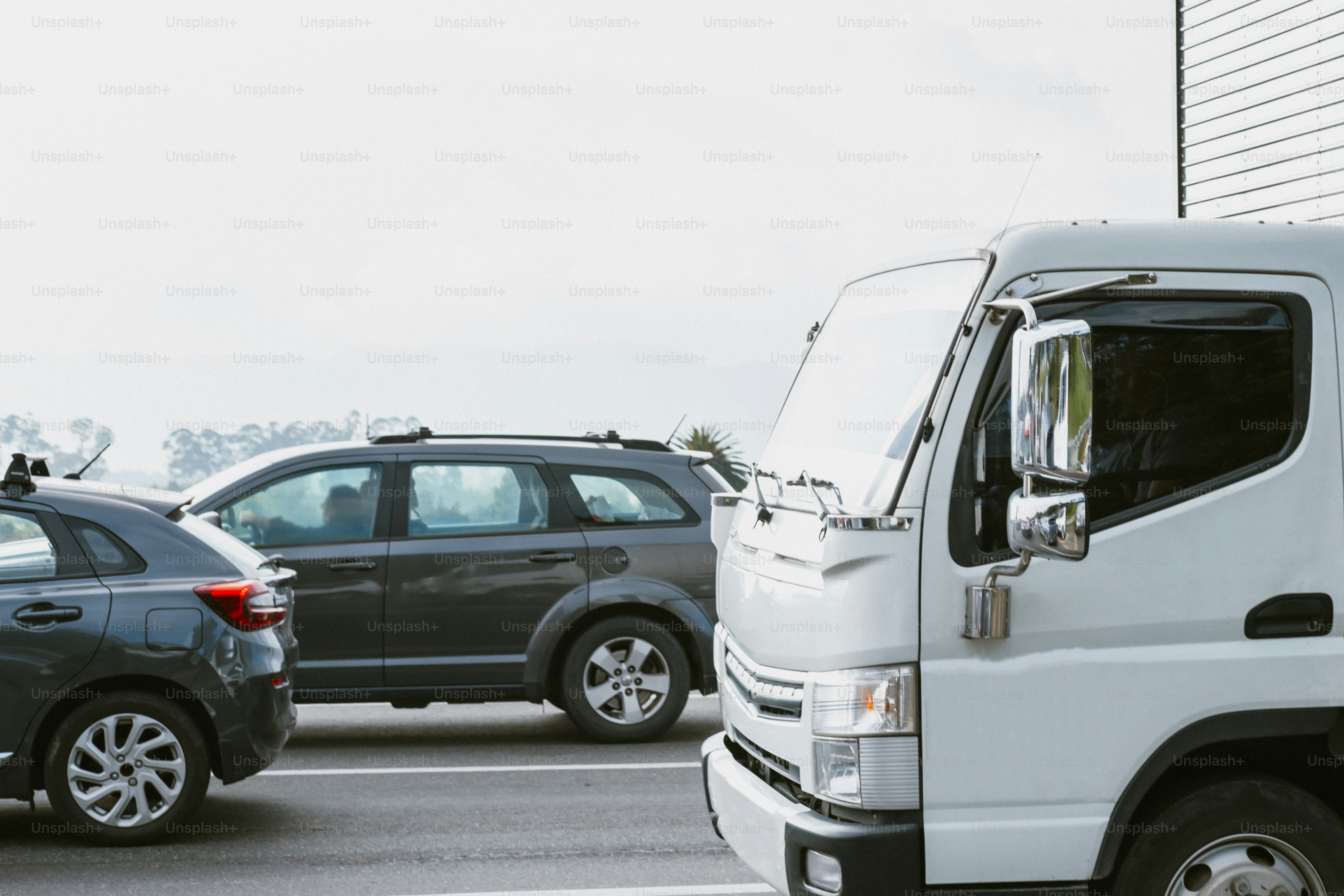 도로 위 교통 체증 속의 흰색 트럭과 차량