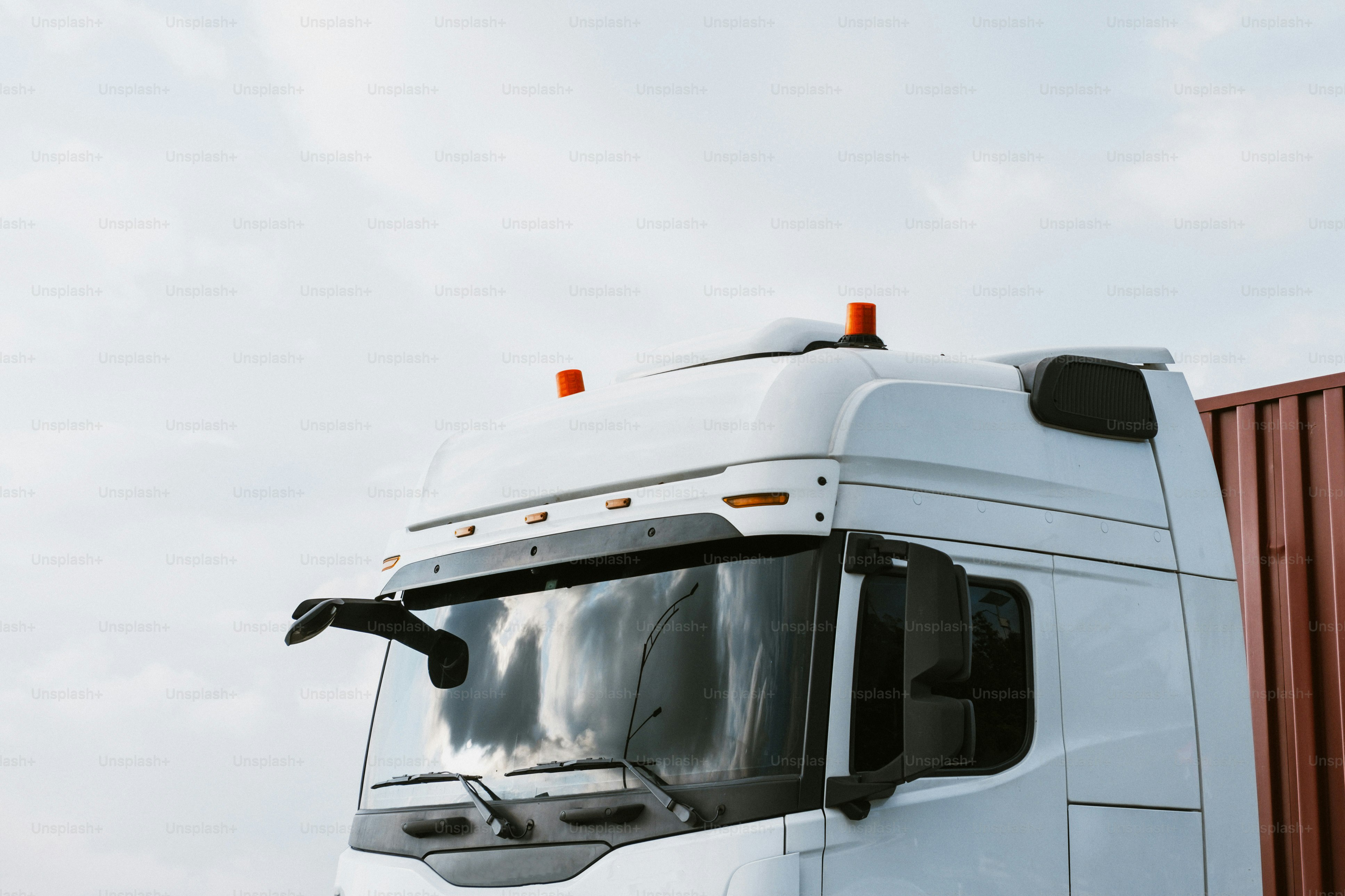 빨간색 화물 컨테이너가 있는 흰색 트럭 운전실