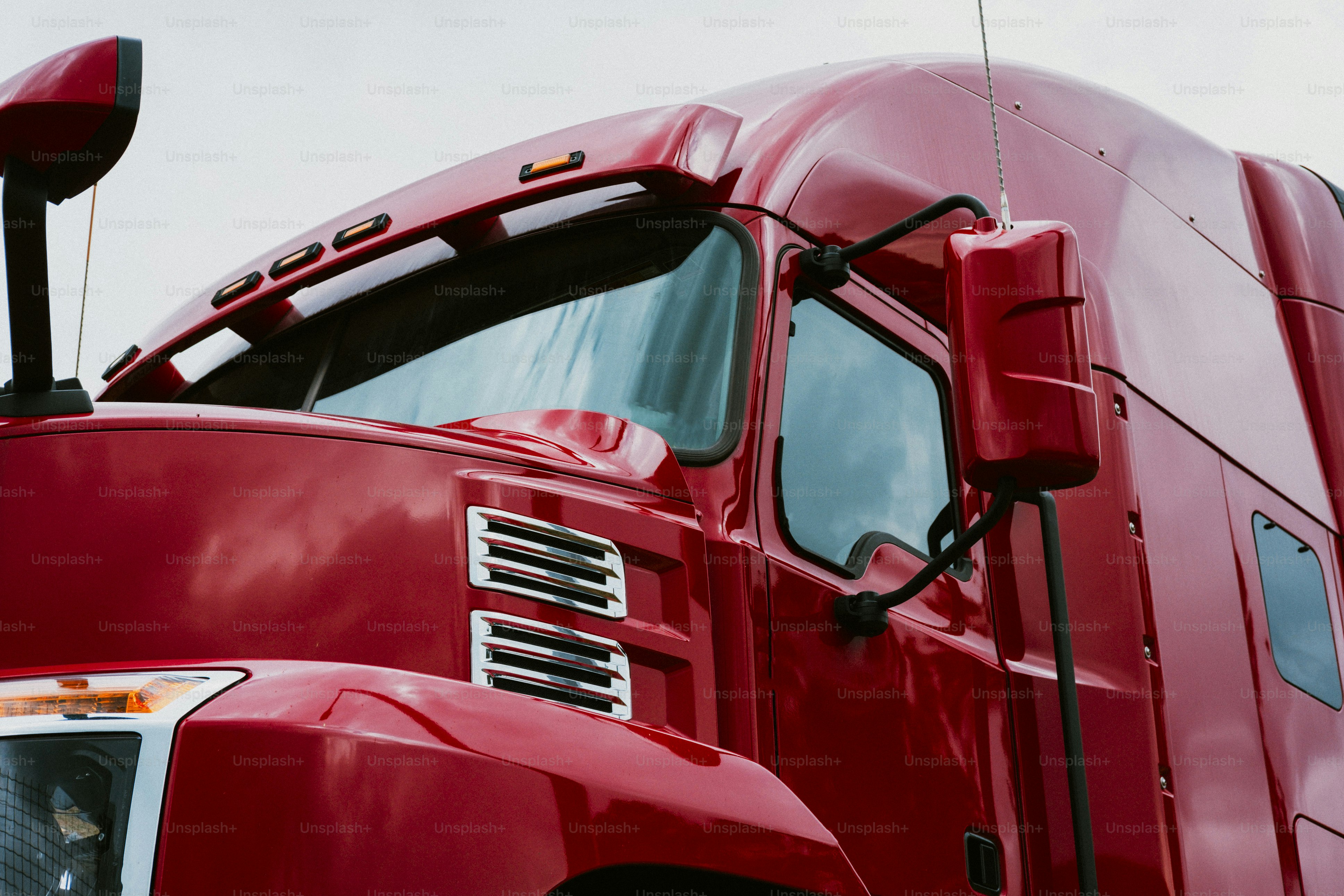 반짝이는 빨간 세미트럭 운전석 클로즈업.