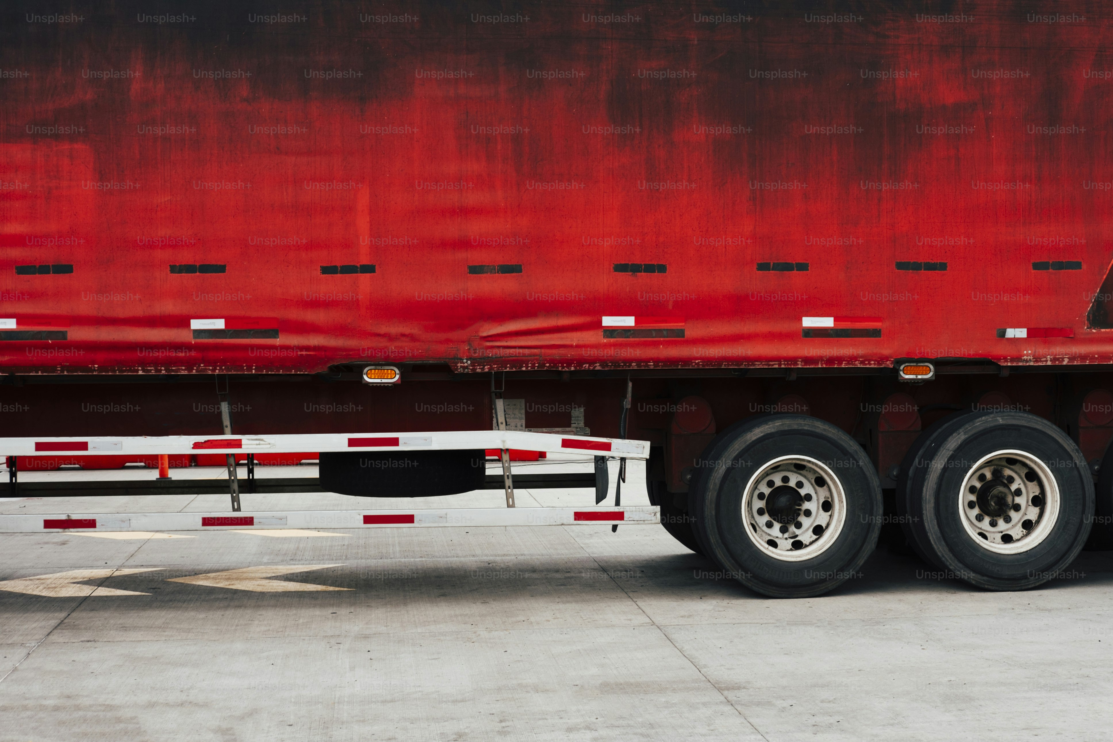 대형 빨간색 세미트럭 트레일러 측면 모습