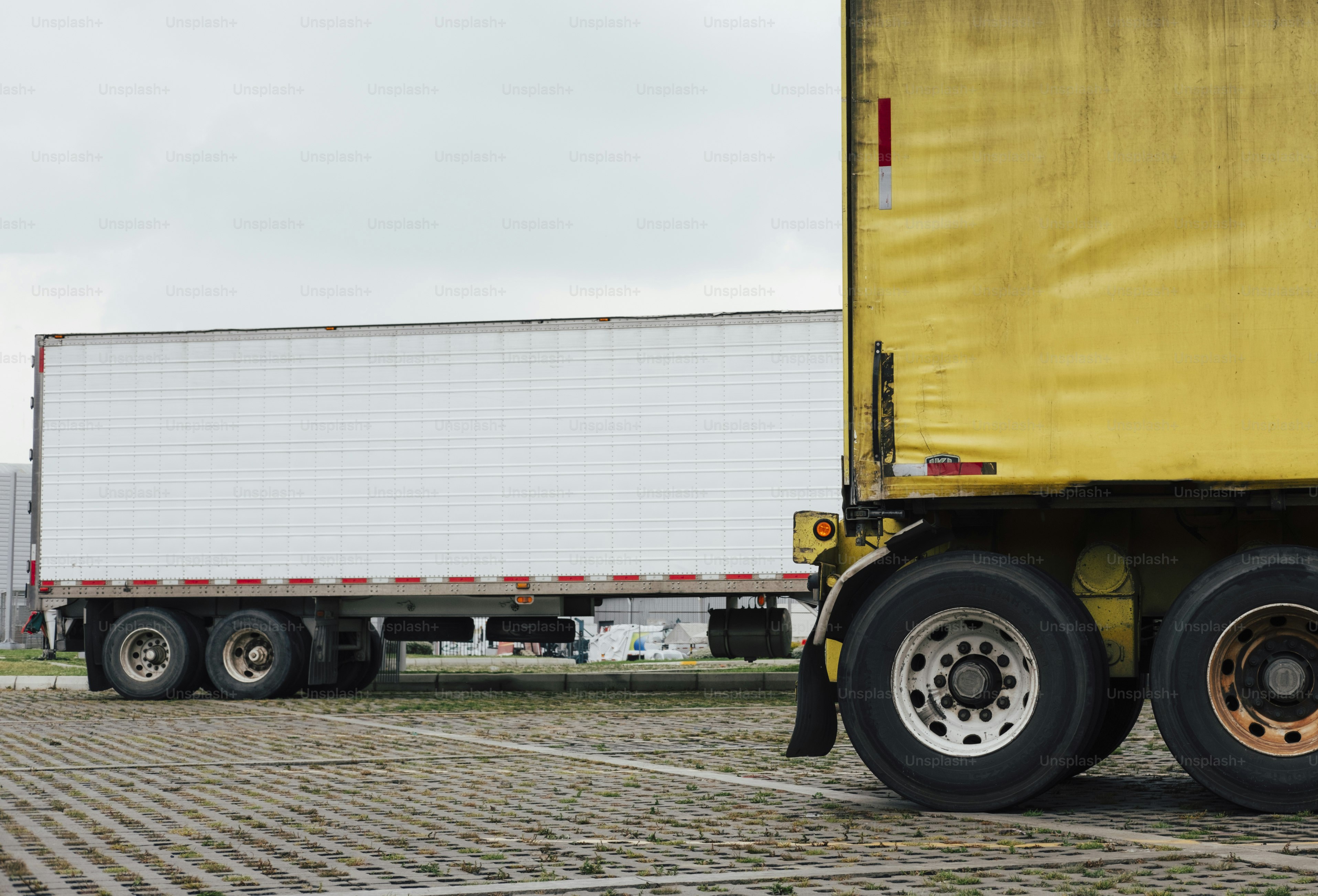 주차장에 세미 트레일러 두 대가 주차되어 있습니다