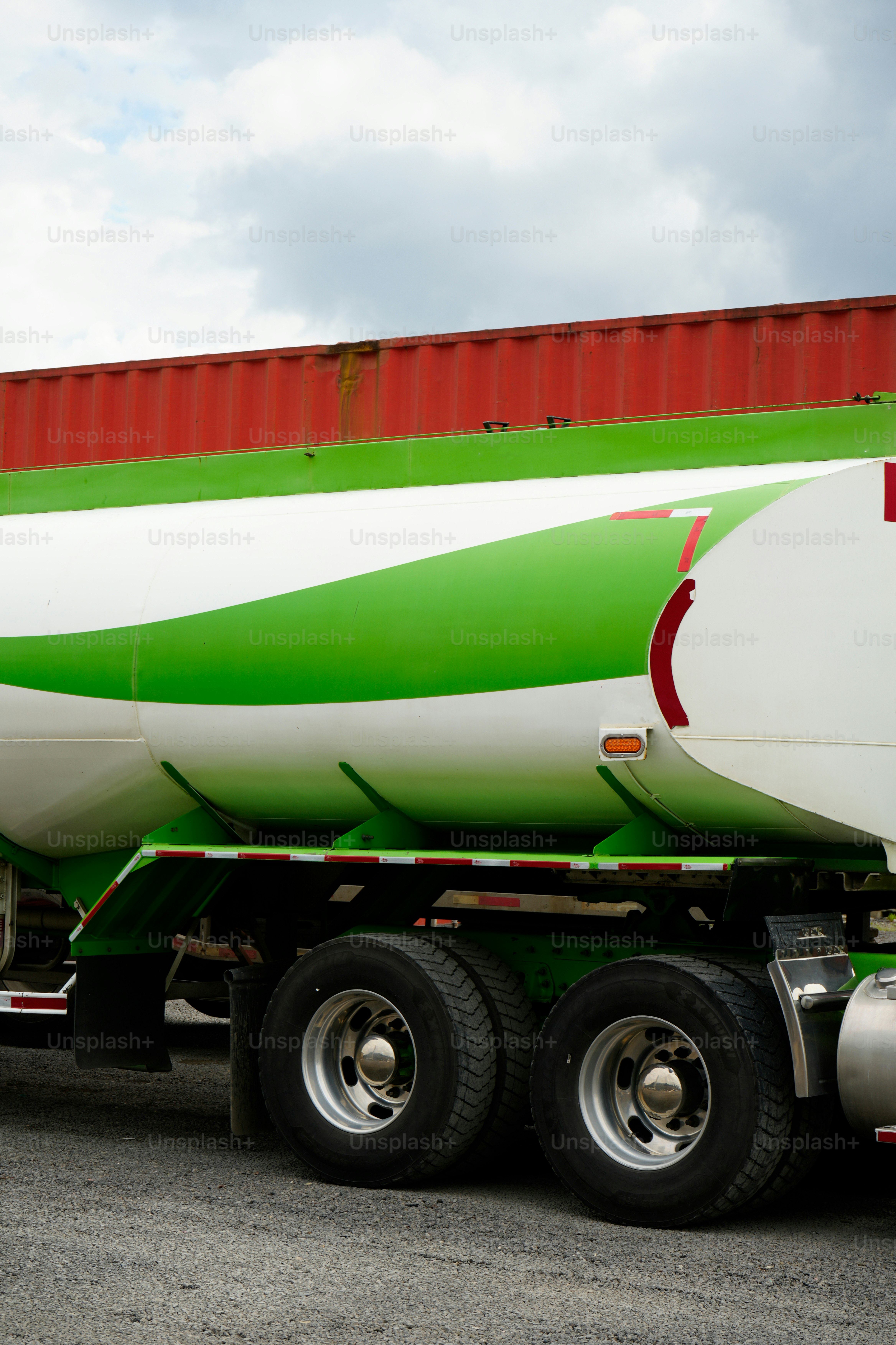 초록색과 흰색 줄무늬가 있는 대형 탱커 트럭.