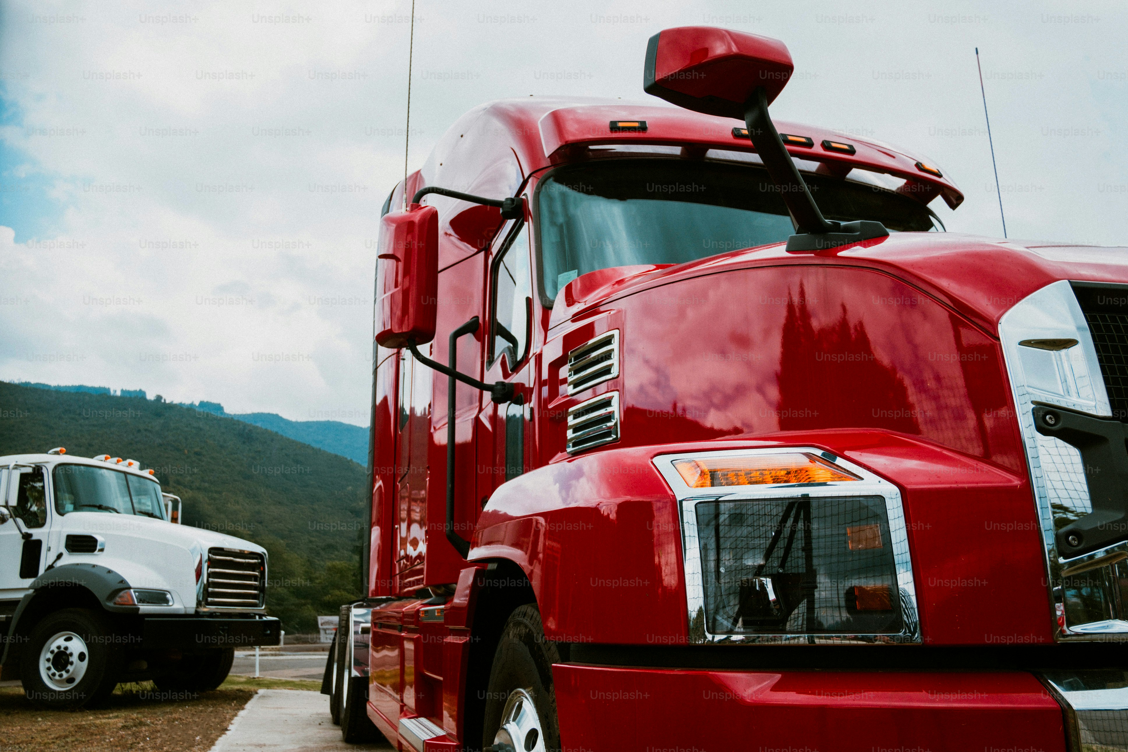 밝은 빨간색 세미 트럭이 야외에 주차되어 있었다.