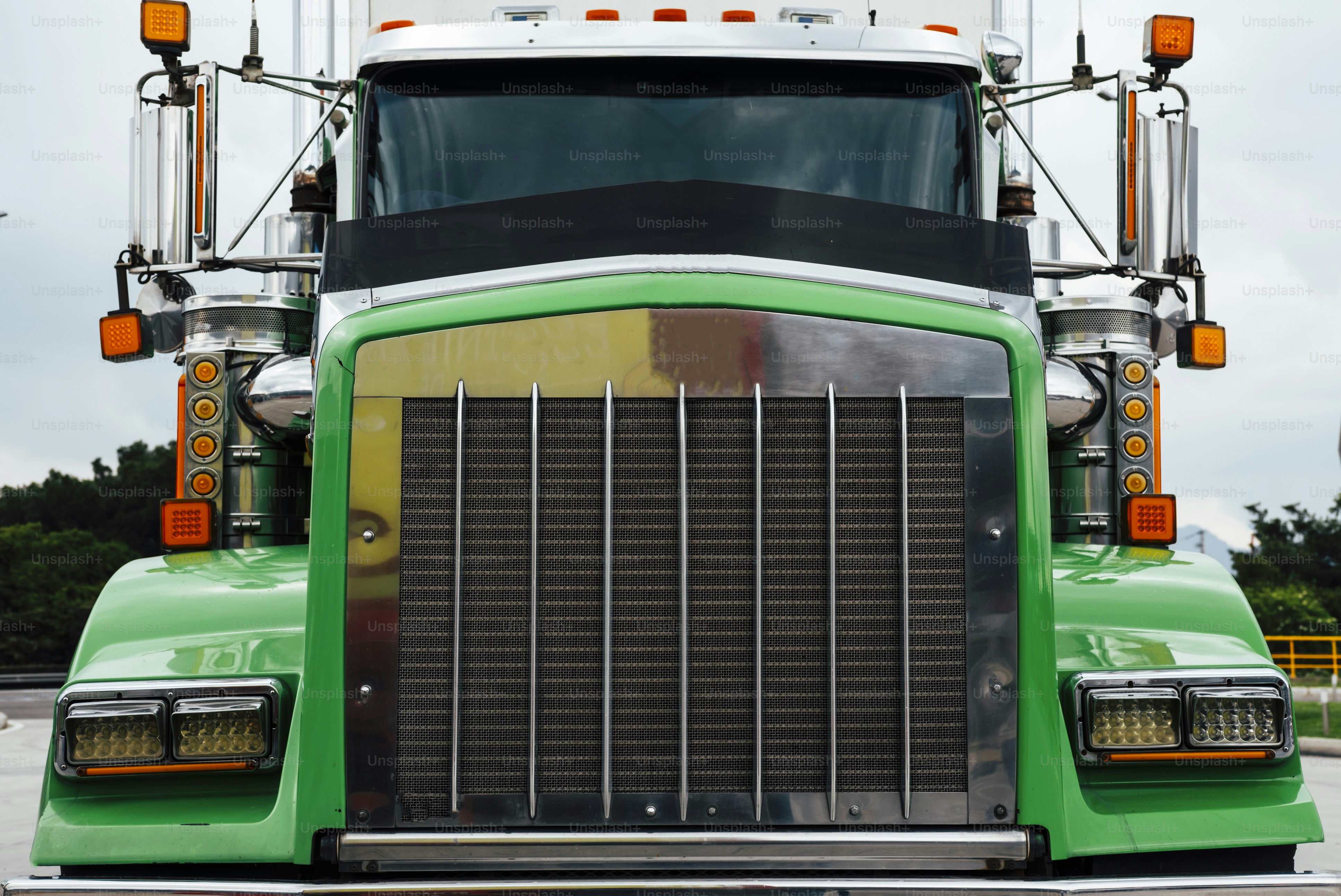 밝은 녹색 세미 트럭의 전면 모습