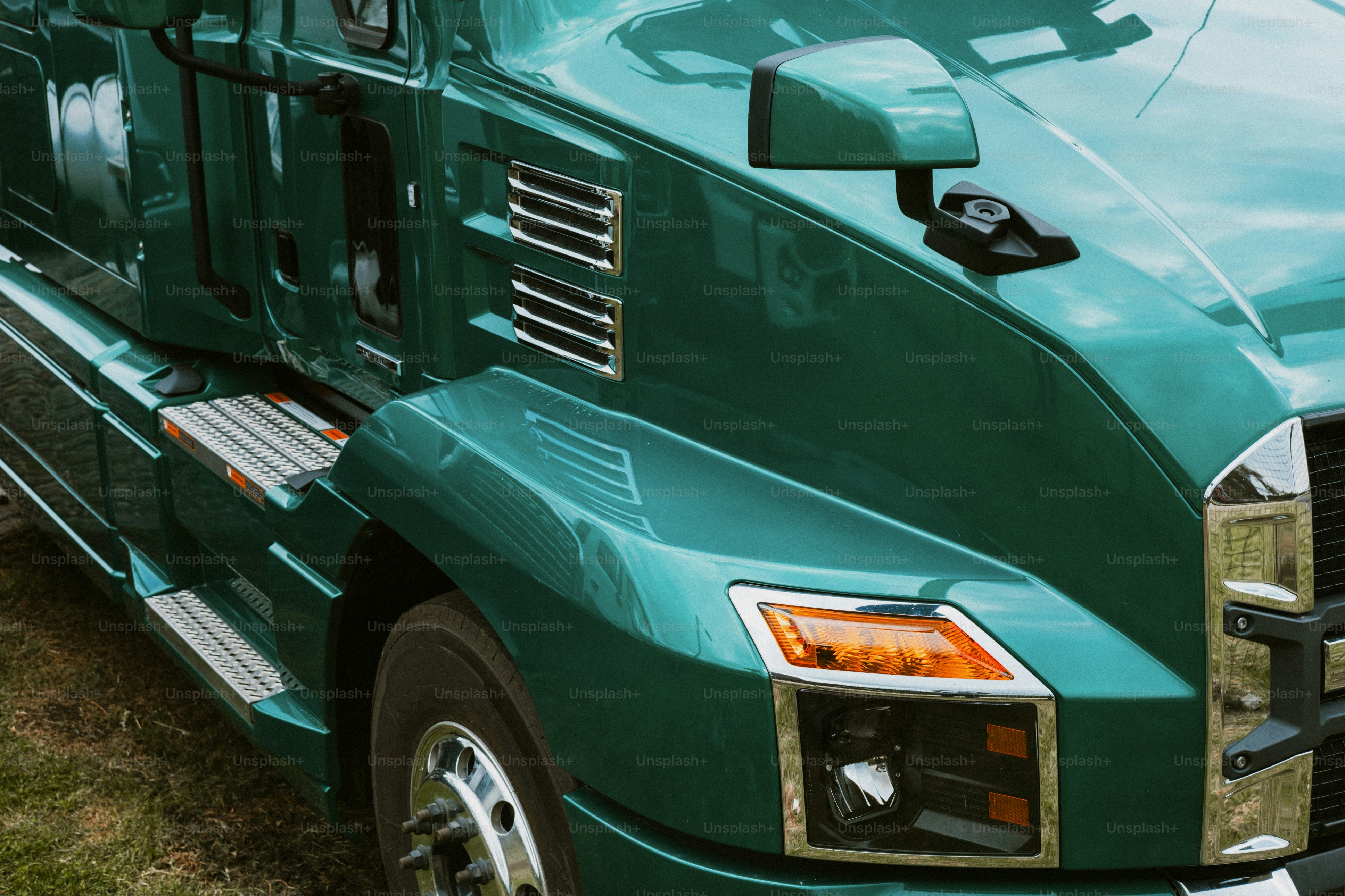 반짝이는 초록색 세미트럭의 클로즈업