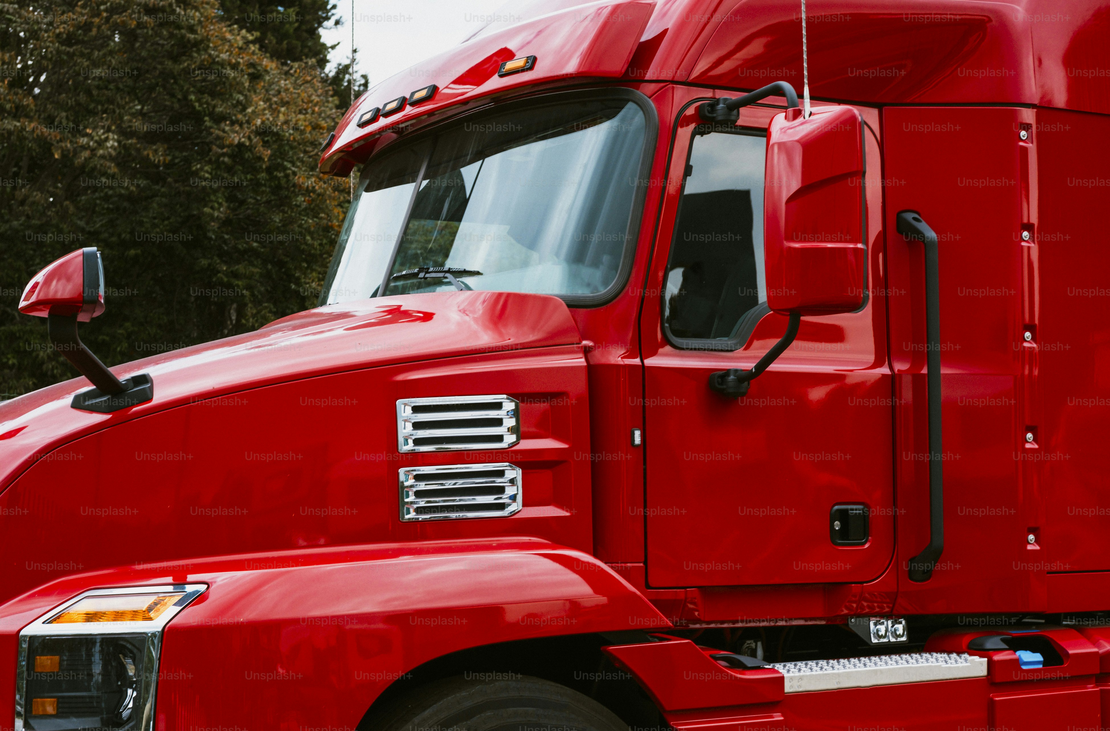 밝은 빨간색 세미트럭 운전석 클로즈업.