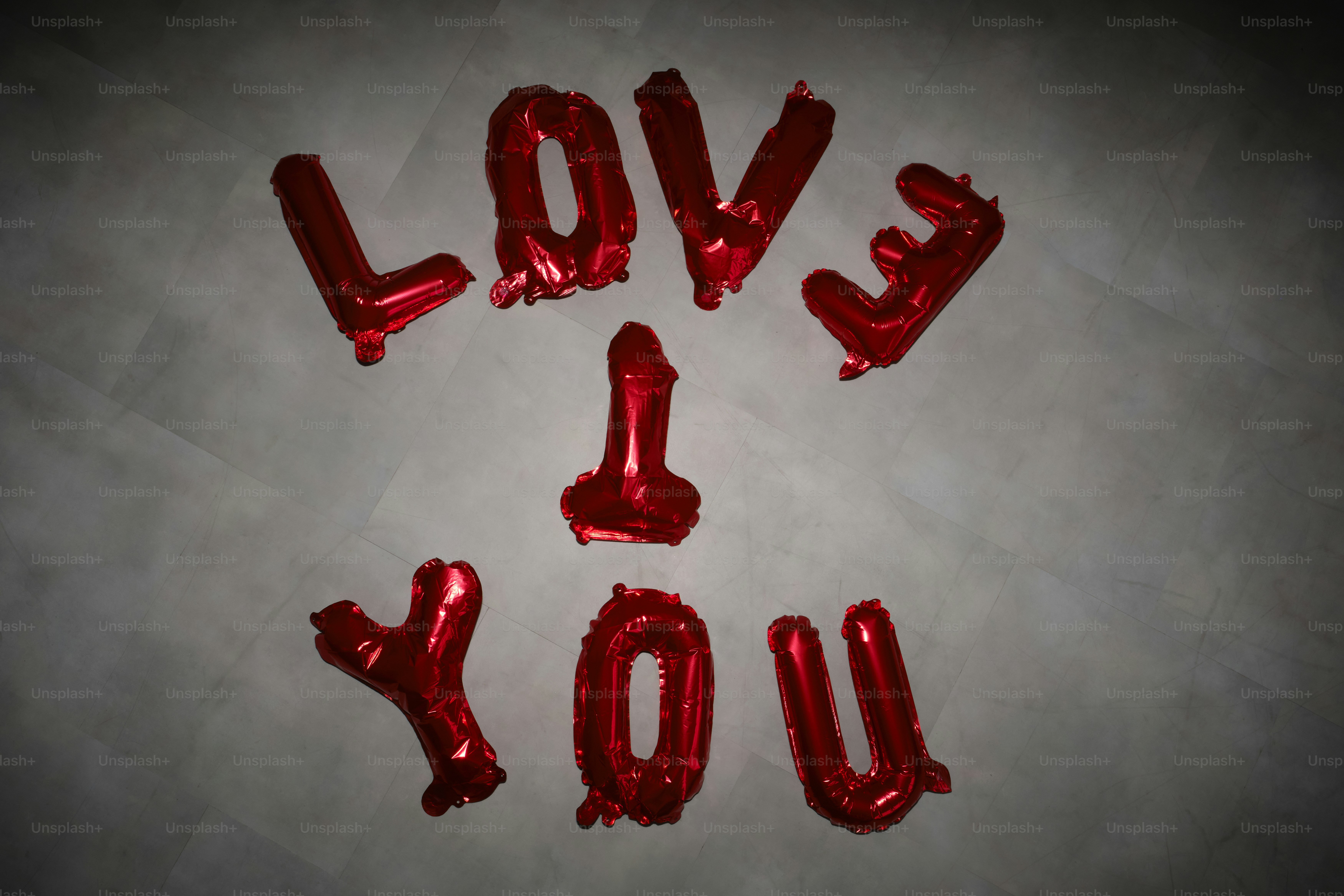 I palloncini rossi formano 'love you' con una forma fallica.