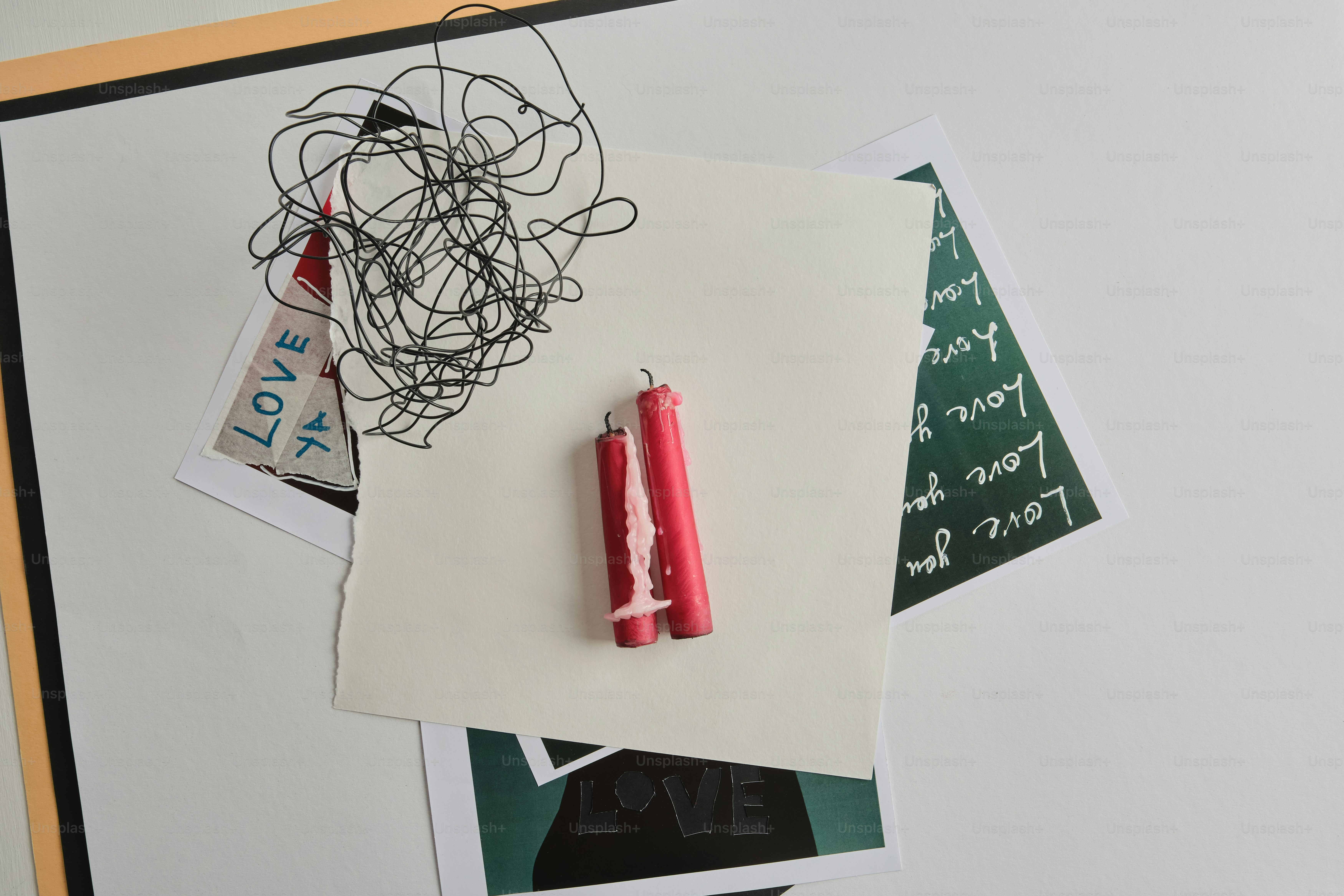 Oggetti rossi con linee scarabocchiate su carta.