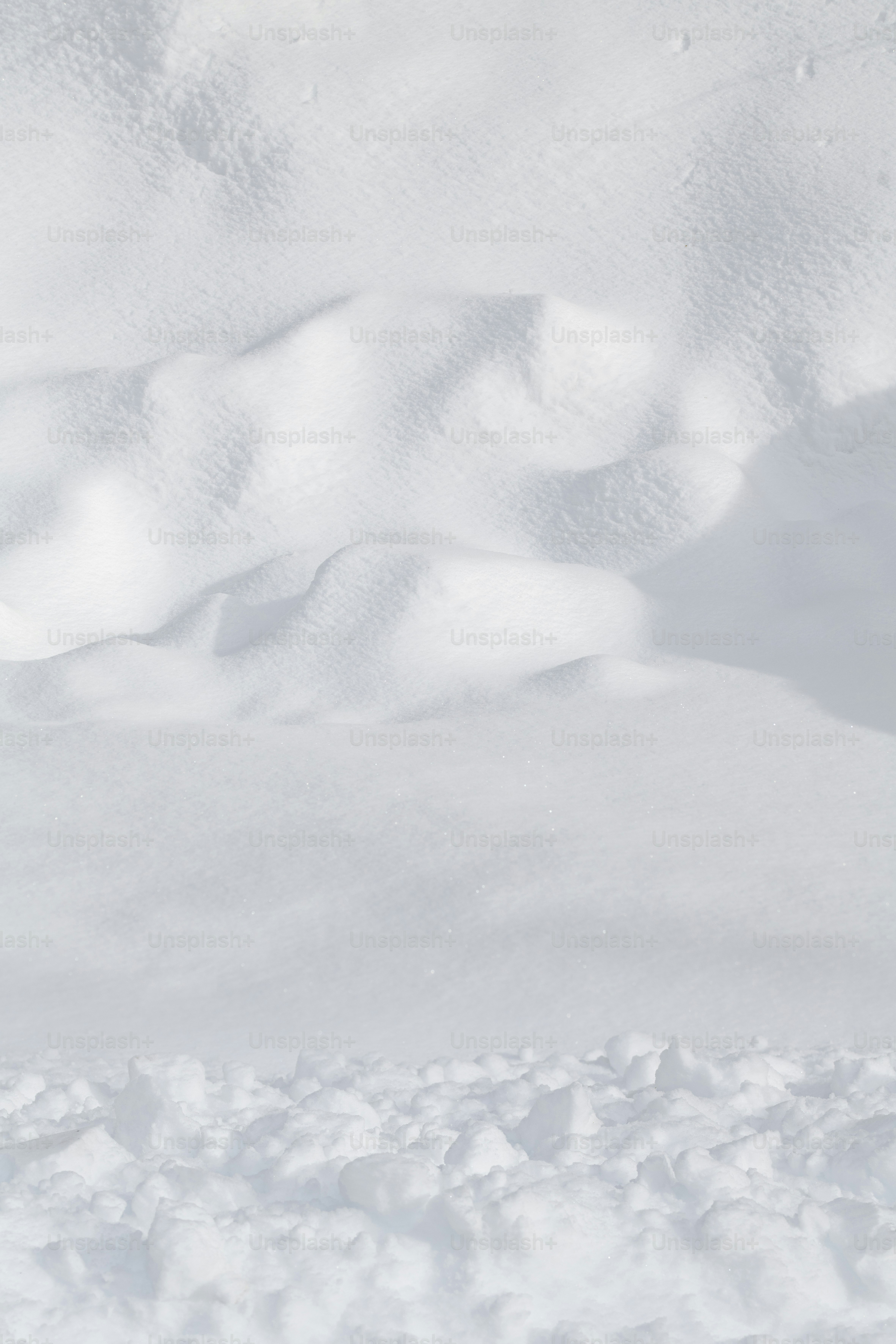 Des congères ondulantes sous un ciel lumineux