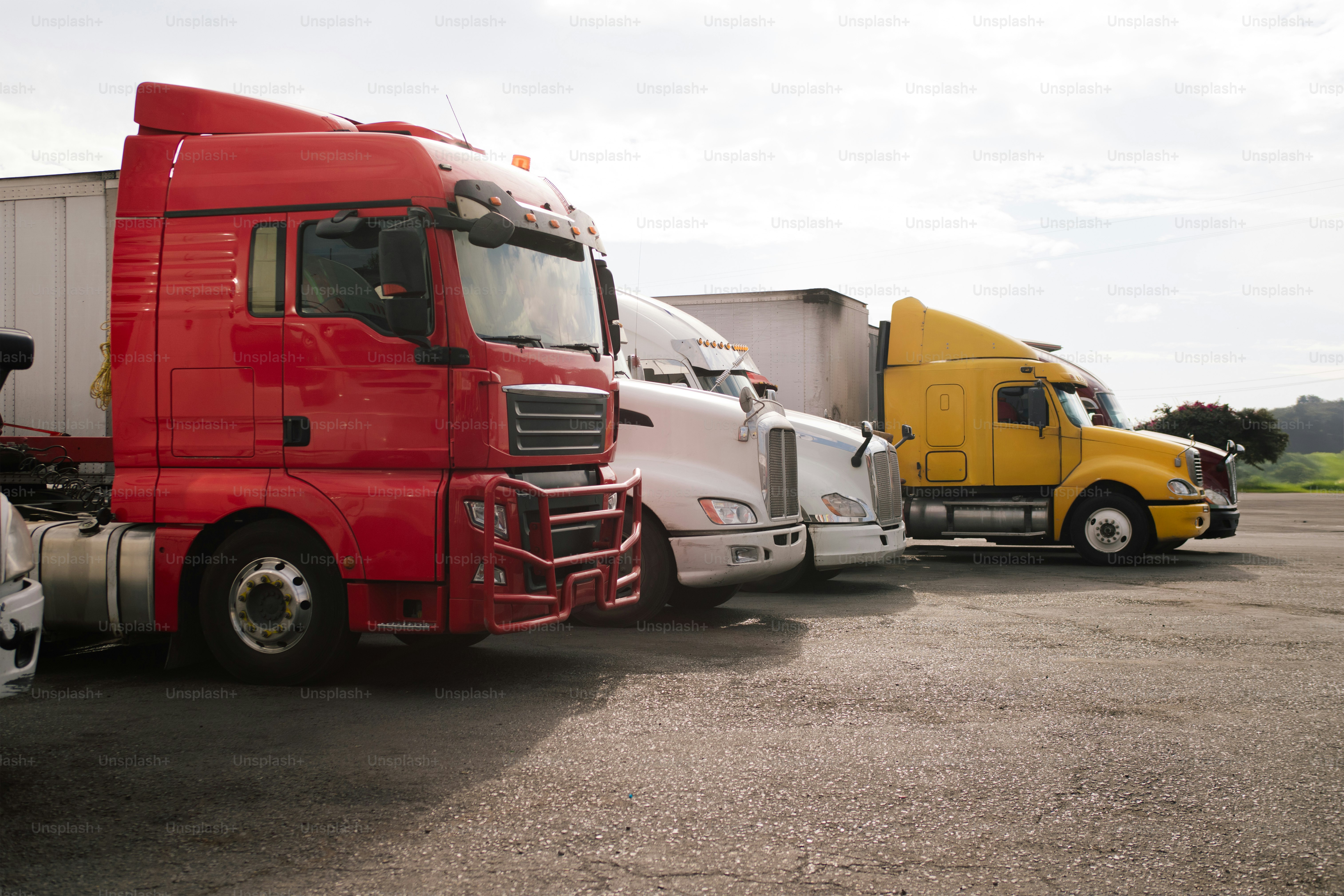 Diversi camion semisemi parcheggiati in un parcheggio