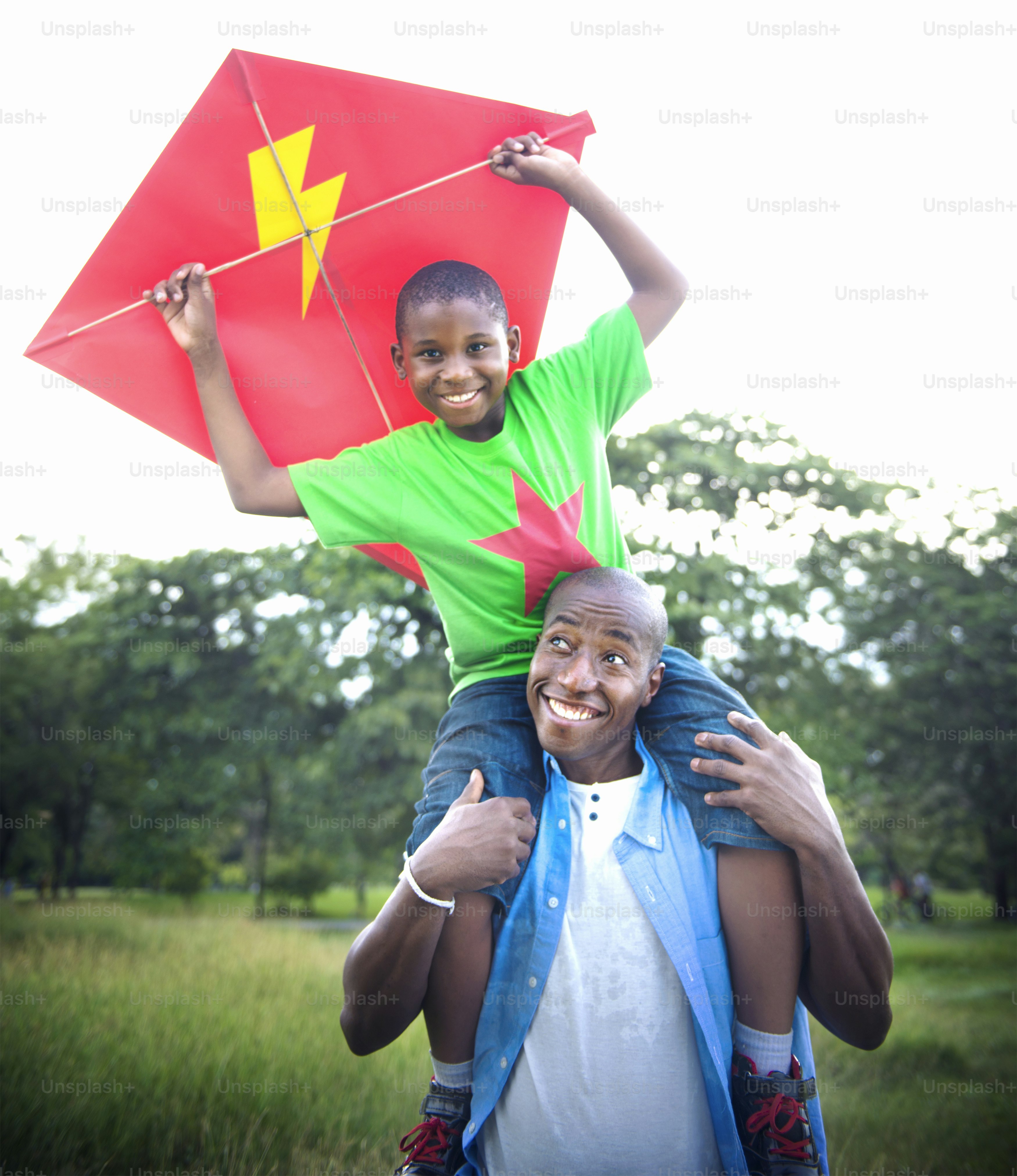 Concetto di attività per le vacanze per la felicità familiare africana